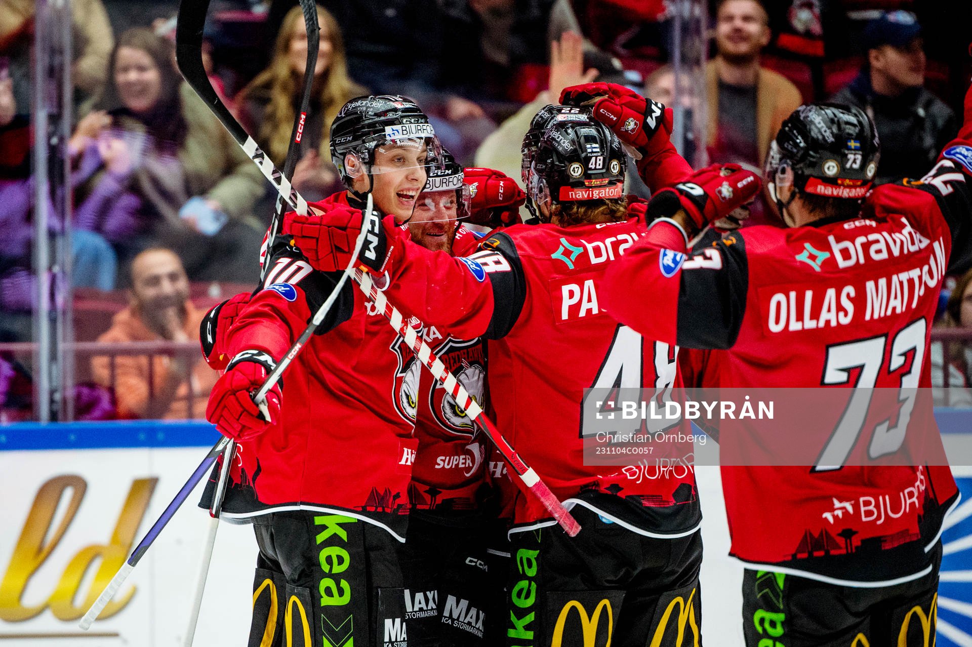 Malmö Redhawks Joakim Ryan jublar med lagkamraterna