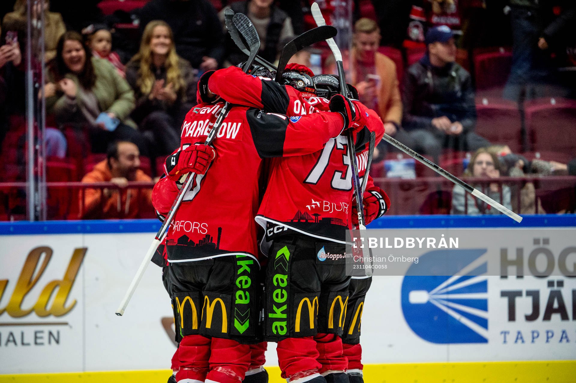 Malmö Redhawks Joakim Ryan jublar med lagkamraterna