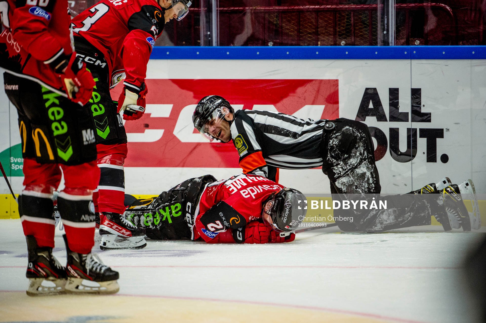 Malmö Redhawks Teemu Kivihalme i krock med domaren