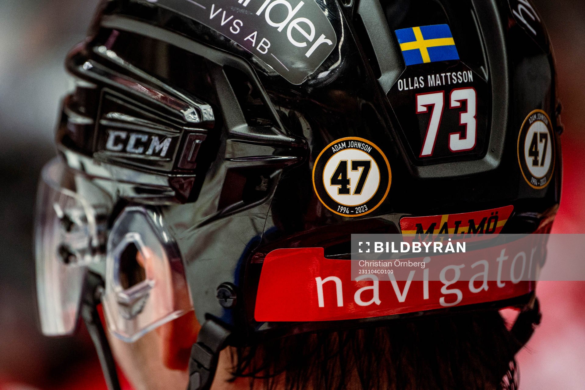 Malmö Redhawks Adam Ollas Mattsson bär en hyllning till