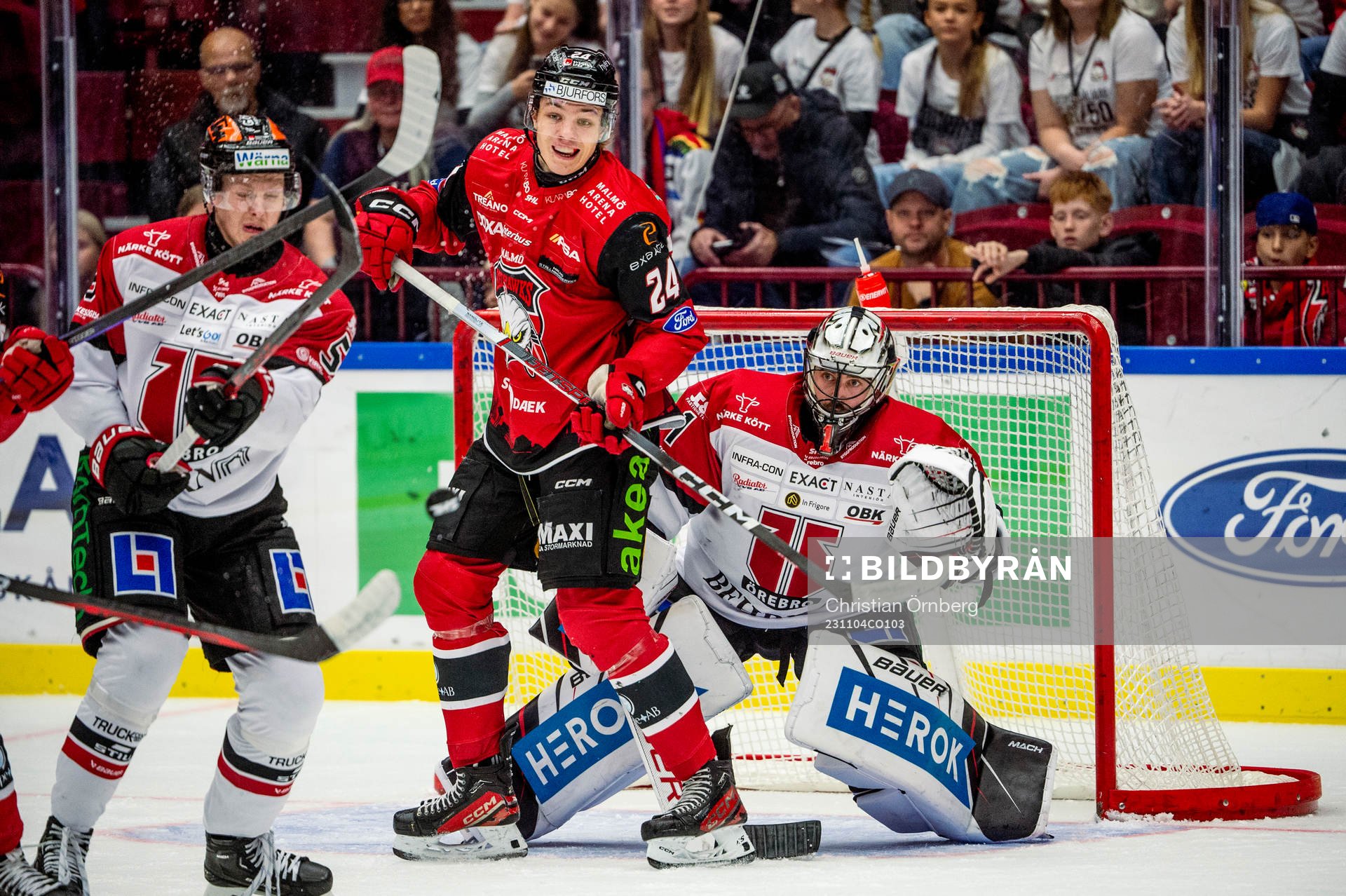 Malmö Redhawks Anton Wahlberg mot Örebros målvakt Jhonas