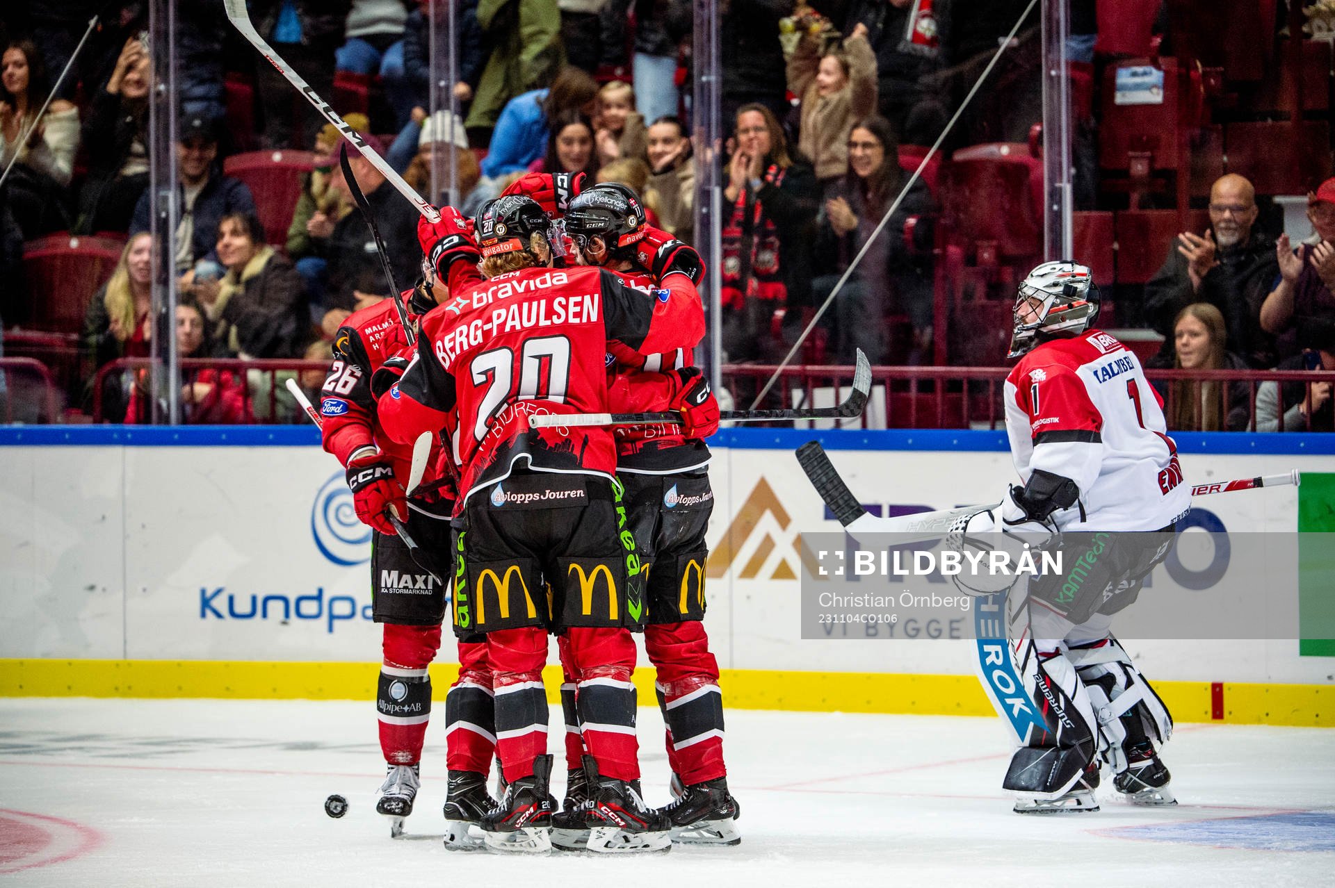 Malmö Redhawks Markus Lauridsen jublar med lagkamraterna