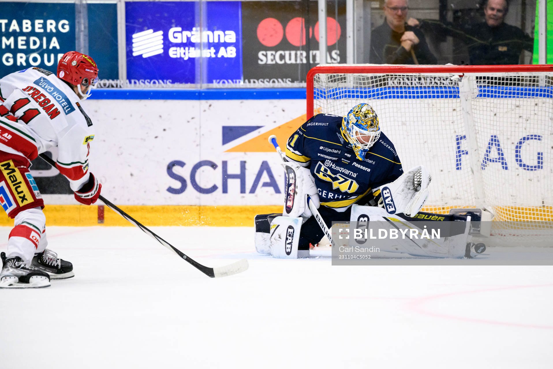 MoDos Daniel O´regan och HV71s målvakt Joni Ortio