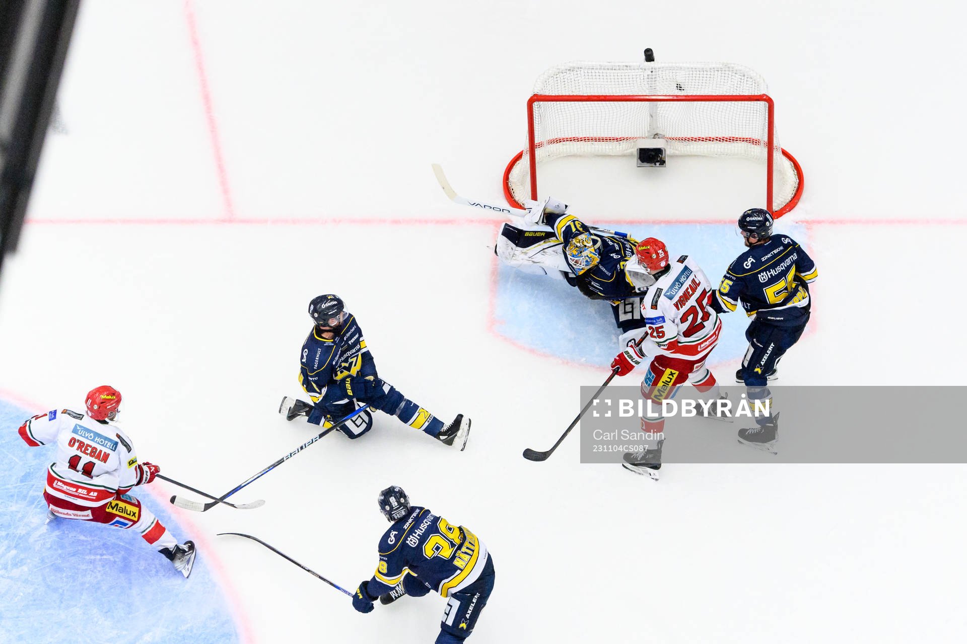 MoDos Daniel O´regan gör 1-2 bakom HV71s målvakt Joni