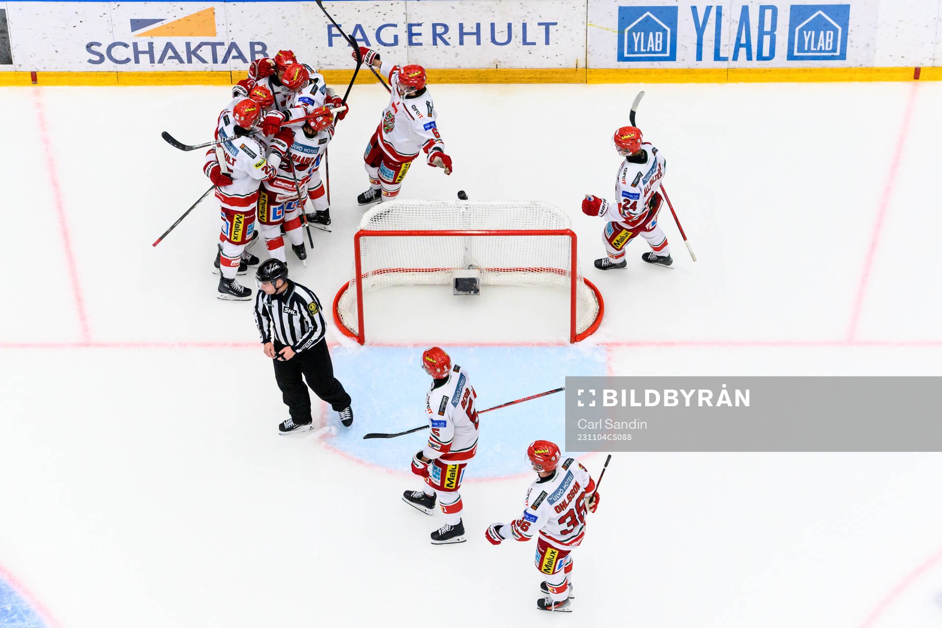 MoDos Daniel O´regan jublar med lagkamraterna