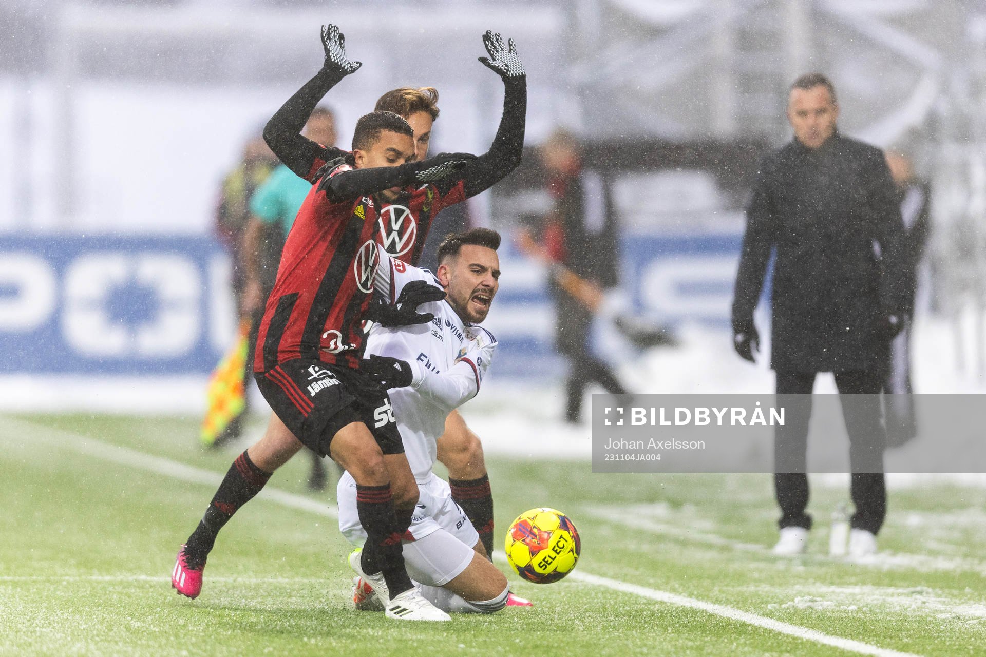 Östersunds Erick Brendon Pinheiro da Silva och Östers Dzenis Kozica under fotbollsmatchen i Superettan mellan Östersund och Öster den 4 november 2023 i Östersund.