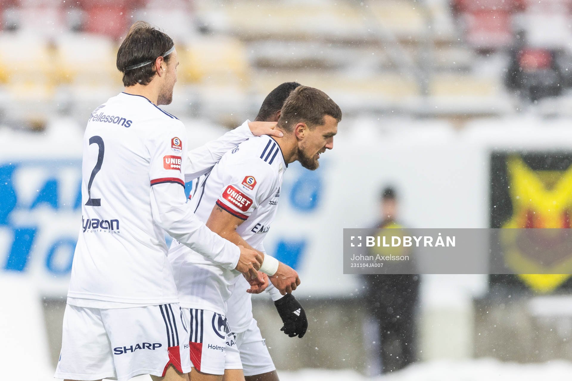 Östers Ivan Kricak jublar med lagkamrater