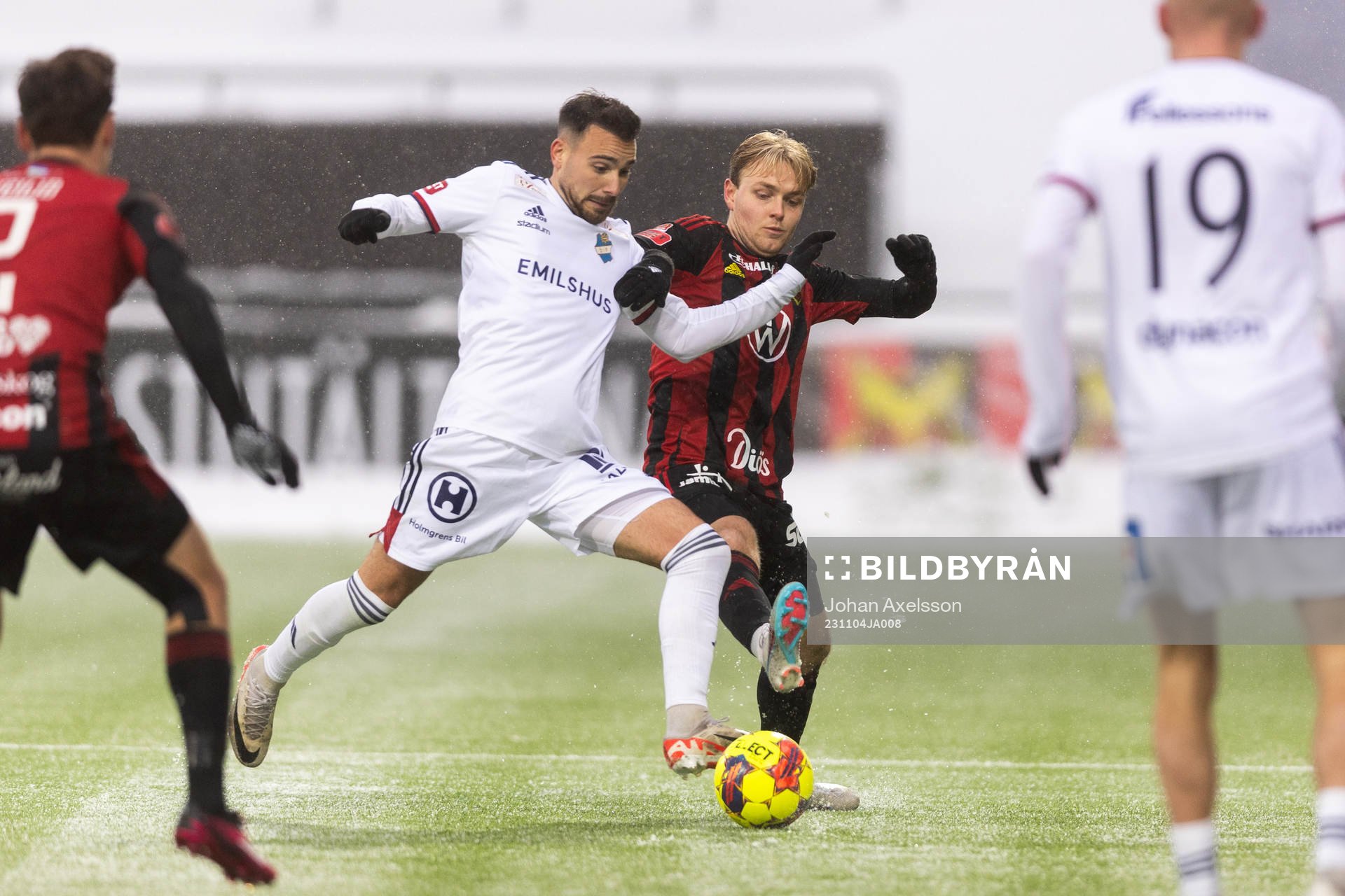 Östers Dzenis Kozica och Östersunds Simon Marklund under fotbollsmatchen i Superettan mellan Östersund och Öster den 4 november 2023 i Östersund.