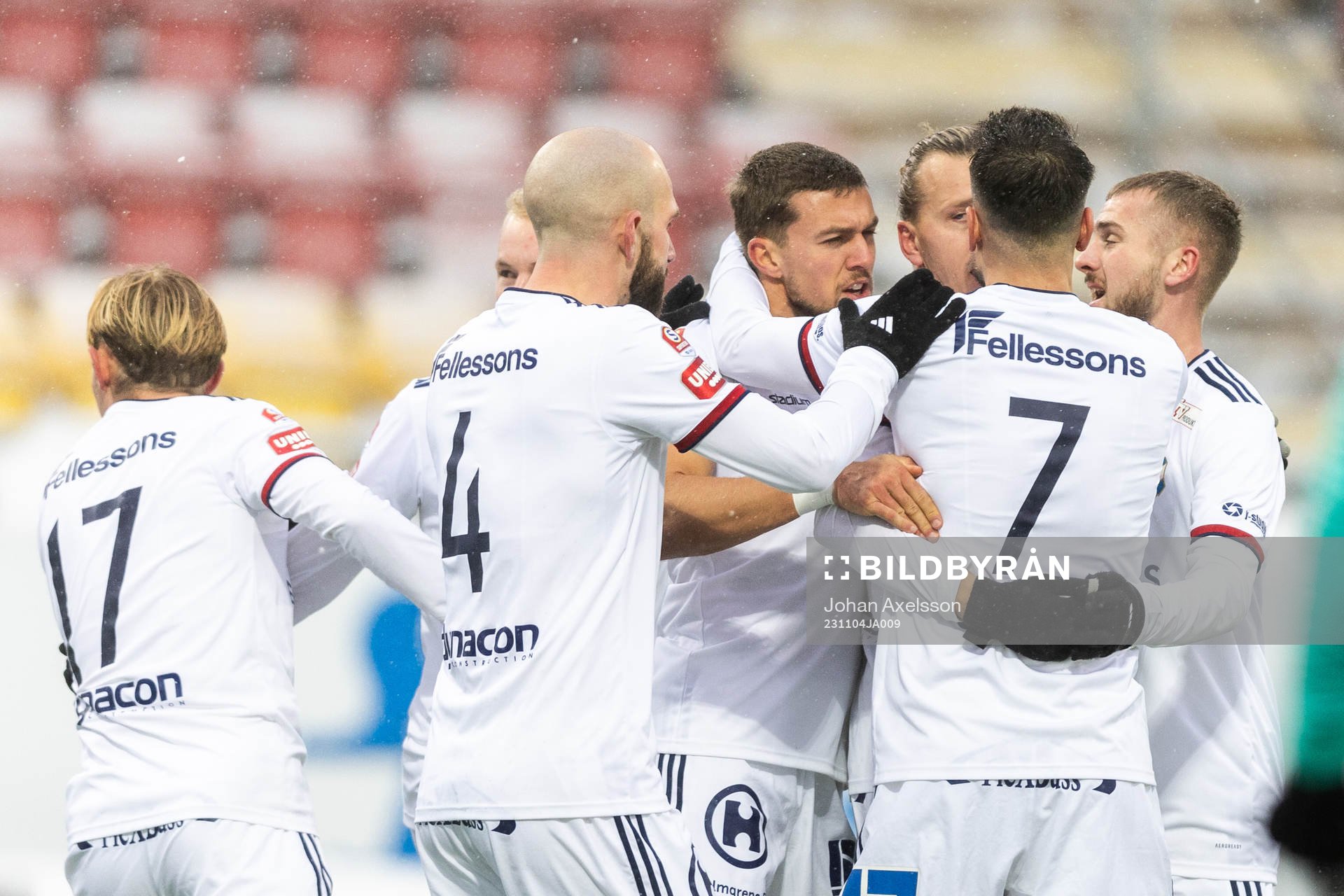 Östers Jesper Jonasson Westermark jublar med lagkamrater