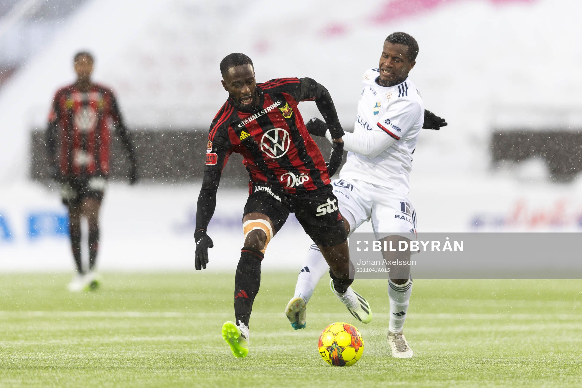 Östersunds Kevin Jablinski och Östers Manasse Kusu
