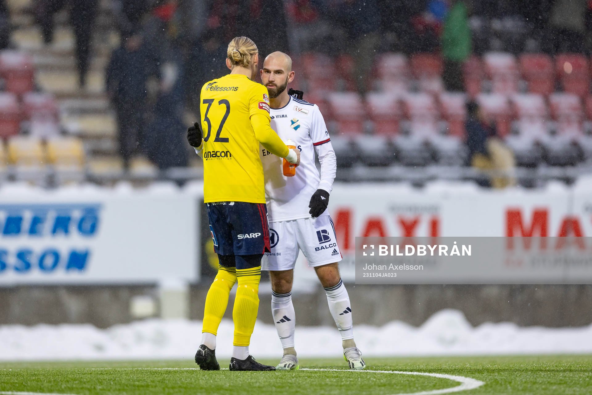 Östers målvakt Carl Lundahl Persson klappar om Sebastian