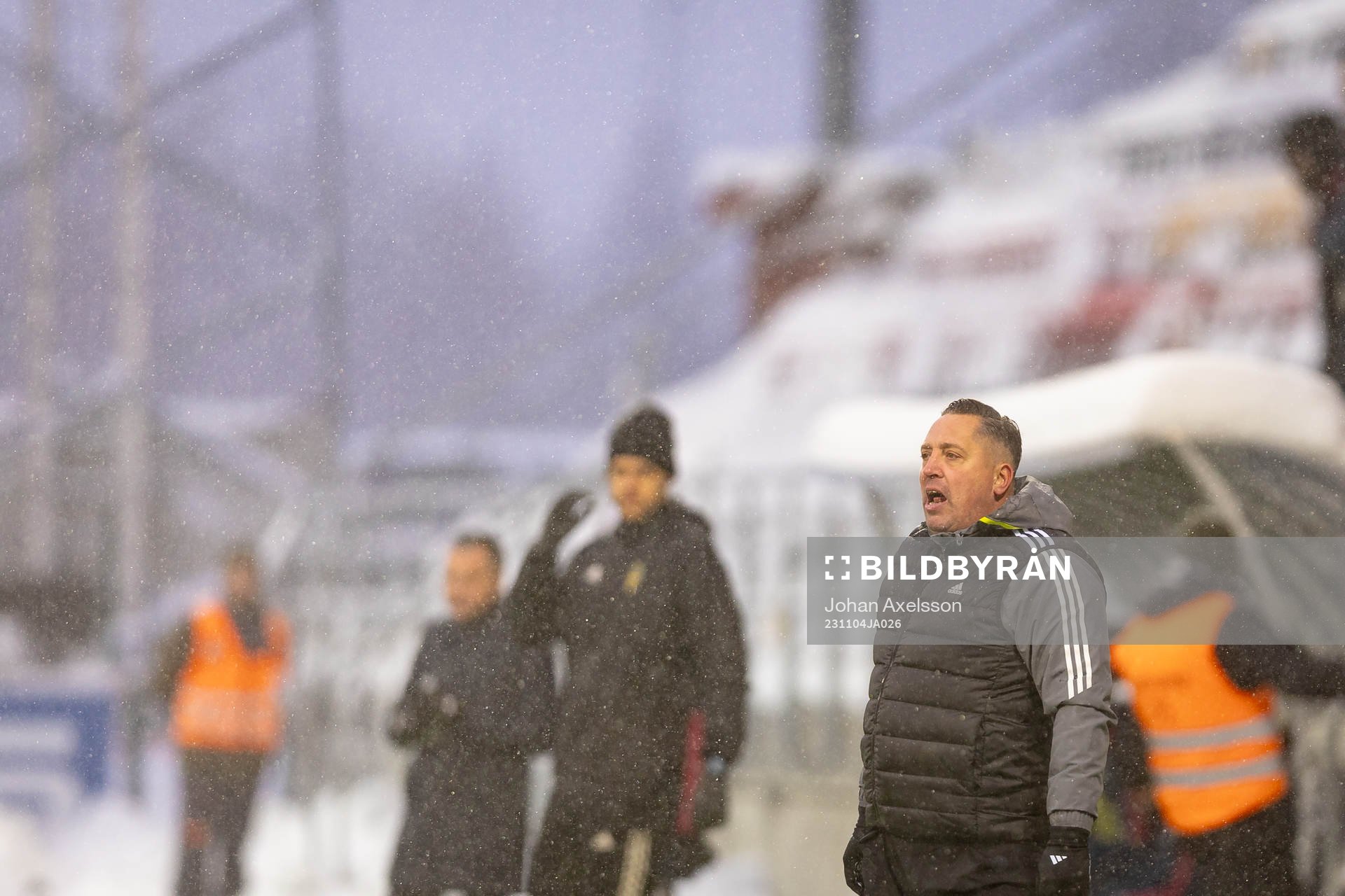 Östersunds tränare Magnus Powell  under fotbollsmatchen i Superettan mellan Östersund och Öster den 4 november 2023 i Östersund. 