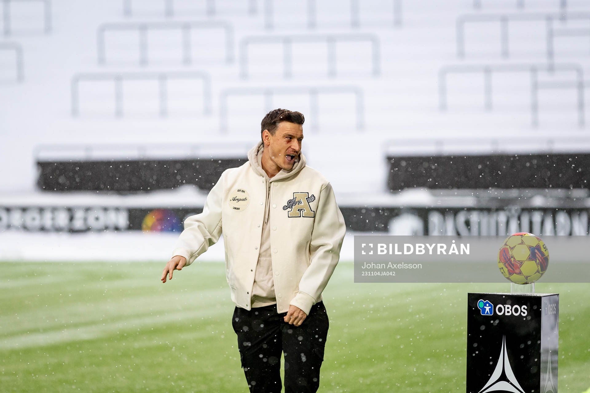 Jame Hoppcutt med matchbollen under fotbollsmatchen i Superettan mellan Östersund och Öster den 4 november 2023 i Östersund. 