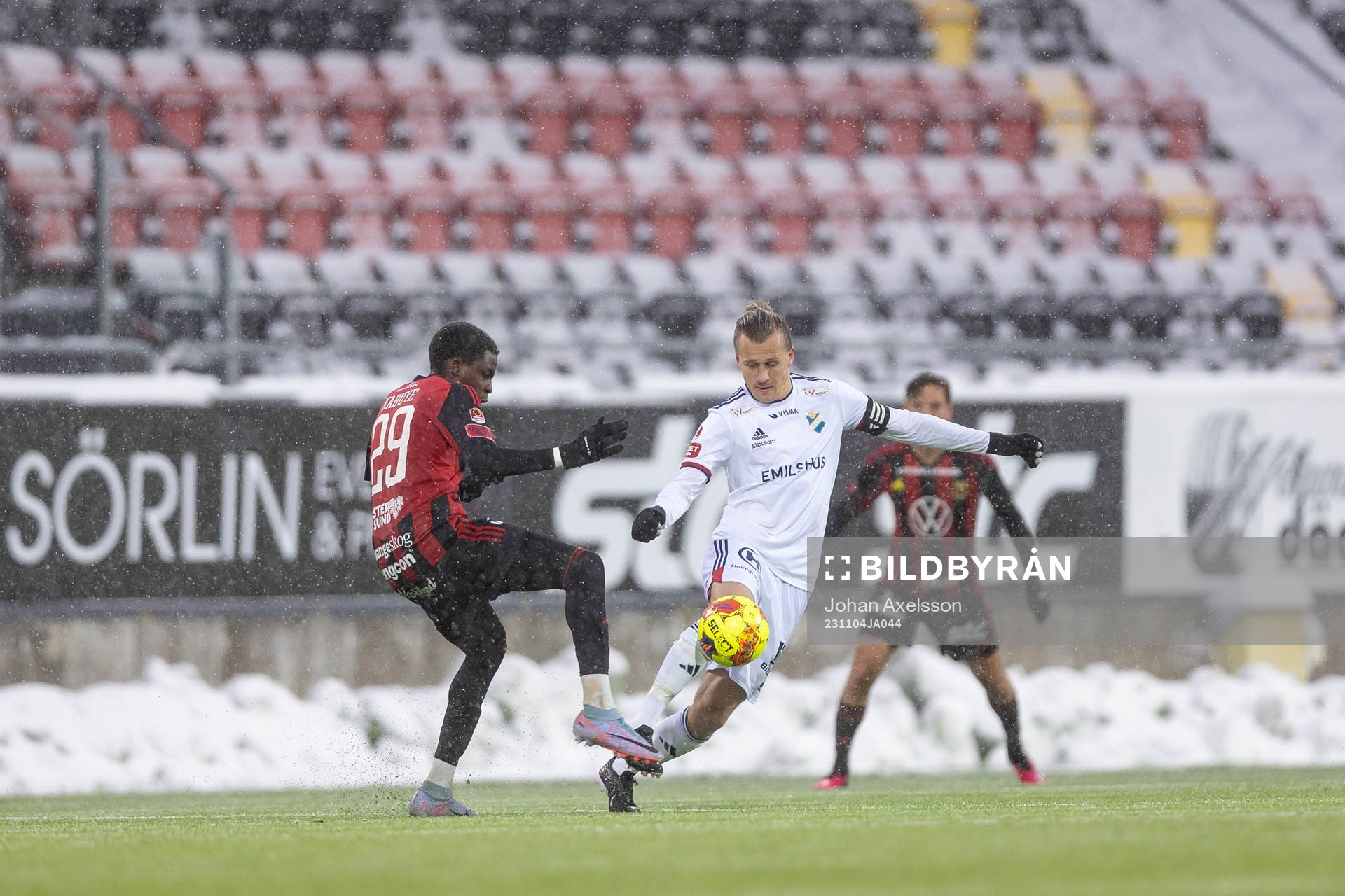 Östers Jesper Jonasson Westermark  under fotbollsmatchen i Superettan mellan Östersund och Öster den 4 november 2023 i Östersund. 