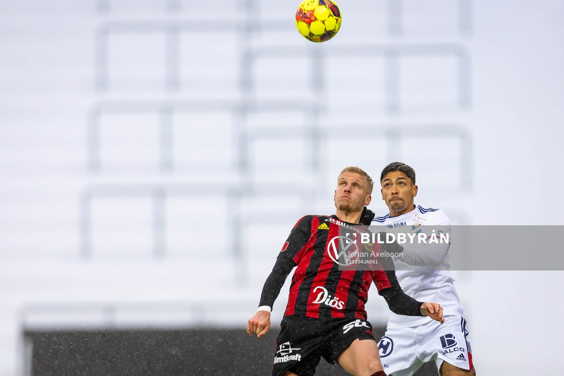 Östersunds Andre Österholm i kamp med Östers Lukas Bergquist  under fotbollsmatchen i Superettan mellan Östersund och Öster den 4 november 2023 i Östersund. 
