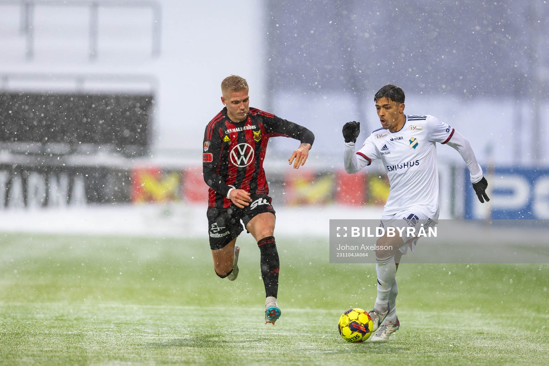 Östers Lukas Bergquist i kamp med Östersunds Andre Österholm under fotbollsmatchen i Superettan mellan Östersund och Öster den 4 november 2023 i Östersund.