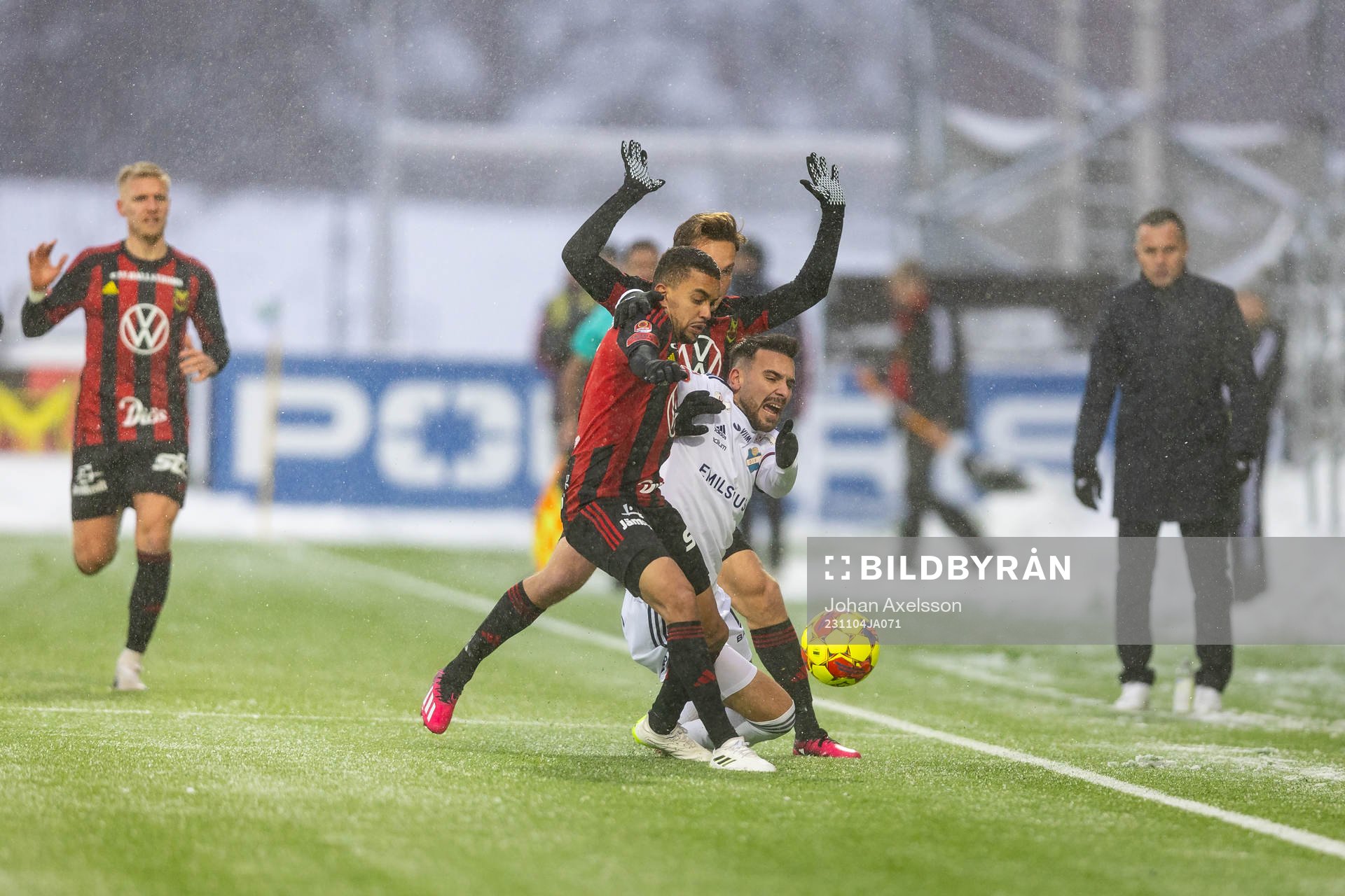 Östersunds Erick Brendon Pinheiro da Silva i kamp med Östers Dzenis Kozica under fotbollsmatchen i Superettan mellan Östersund och Öster den 4 november 2023 i Östersund.