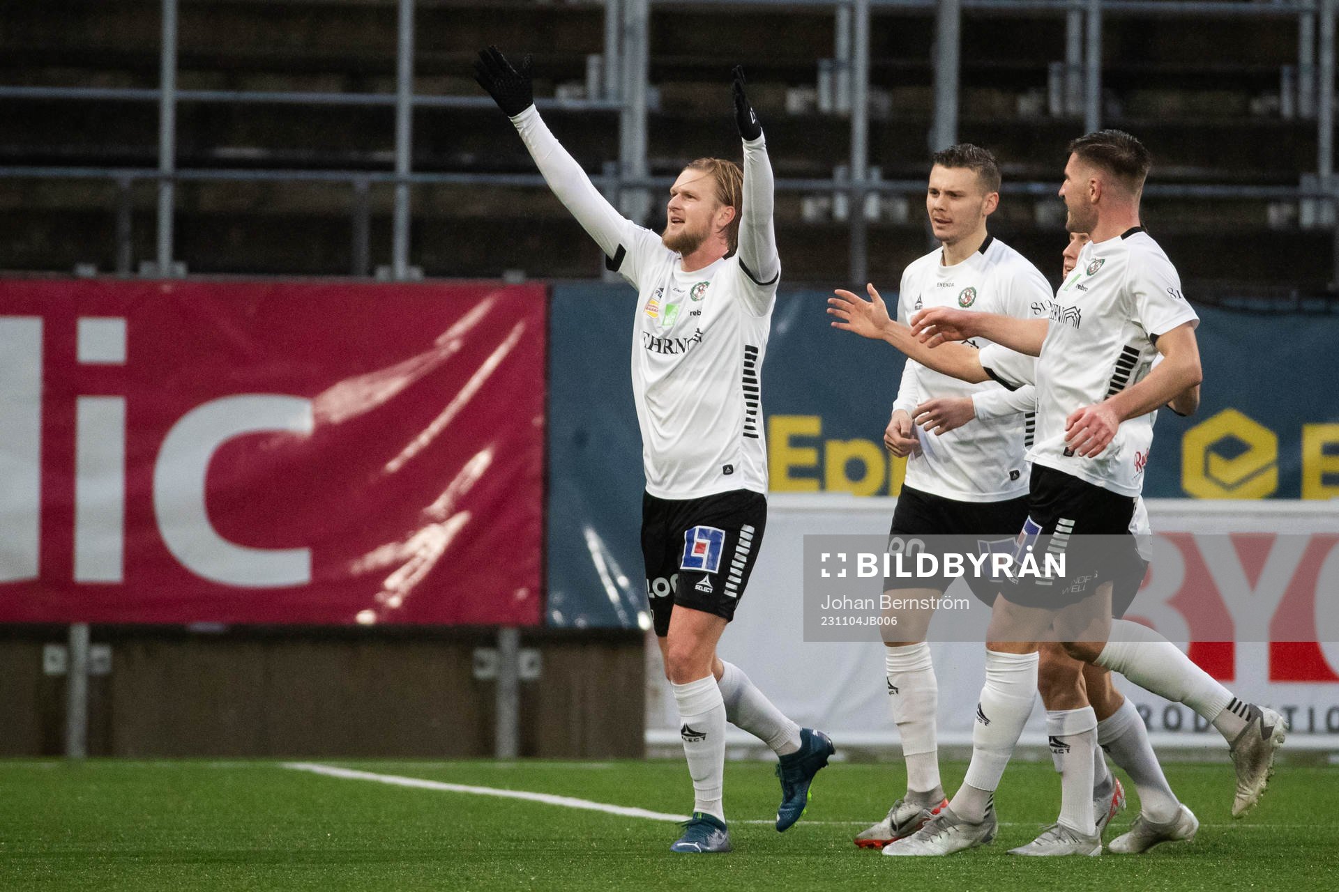 Örebros Kalle Holmberg jublar