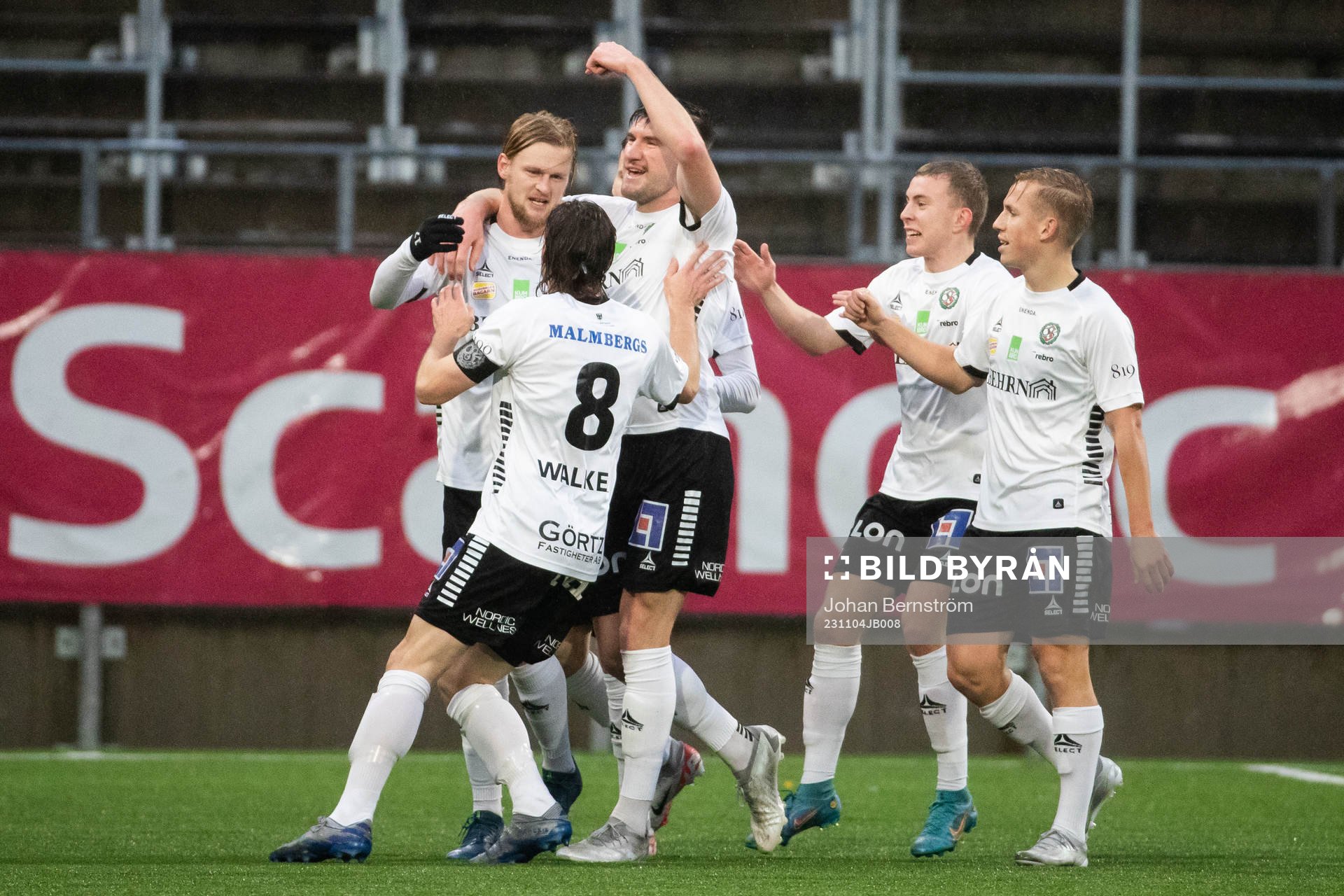Örebros Kalle Holmberg jublar med lagkamrater