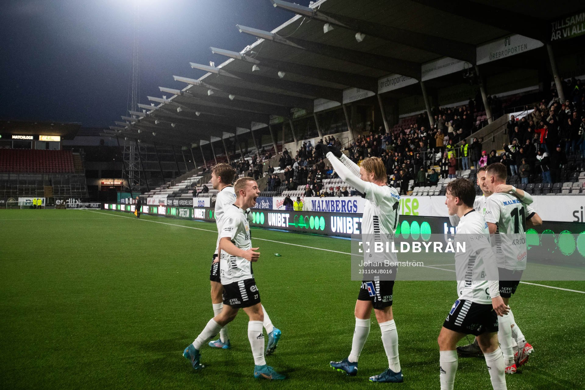 Örebros spelare jublar