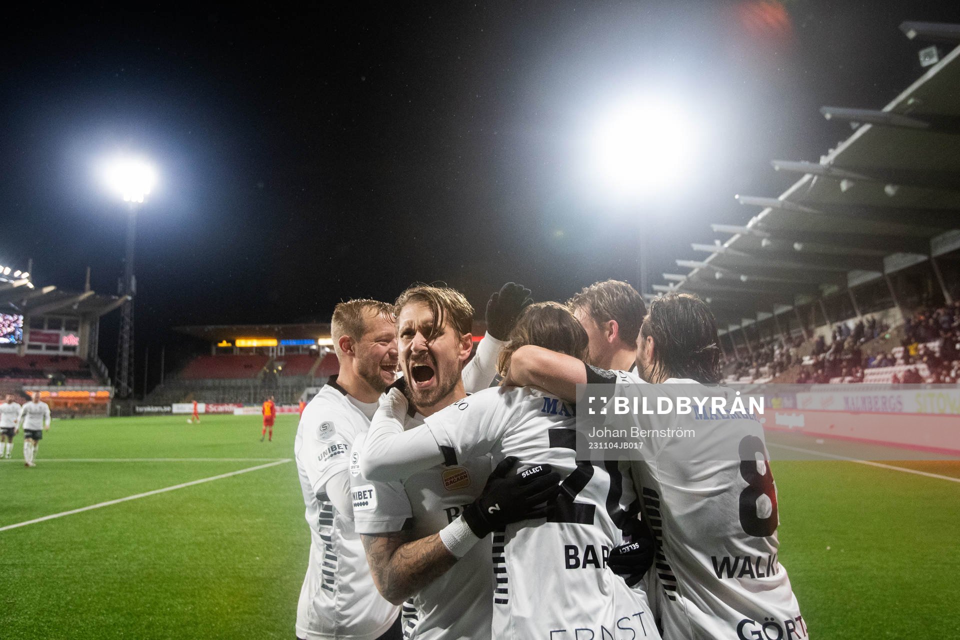 Örebros Adam Bark jublar med lagkamrater