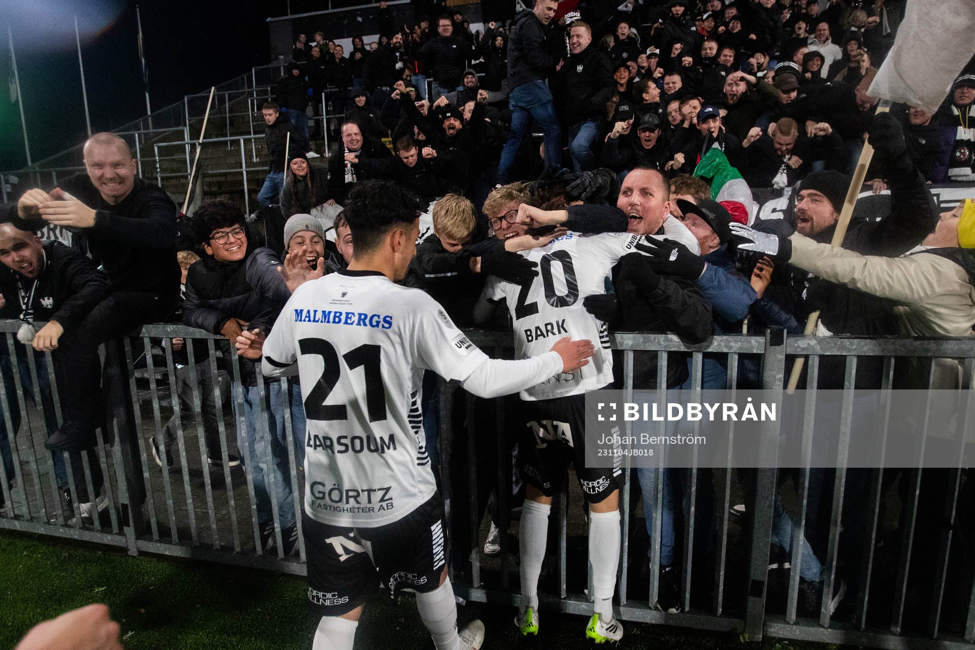 Örebros Adam Bark jublar med supportrar