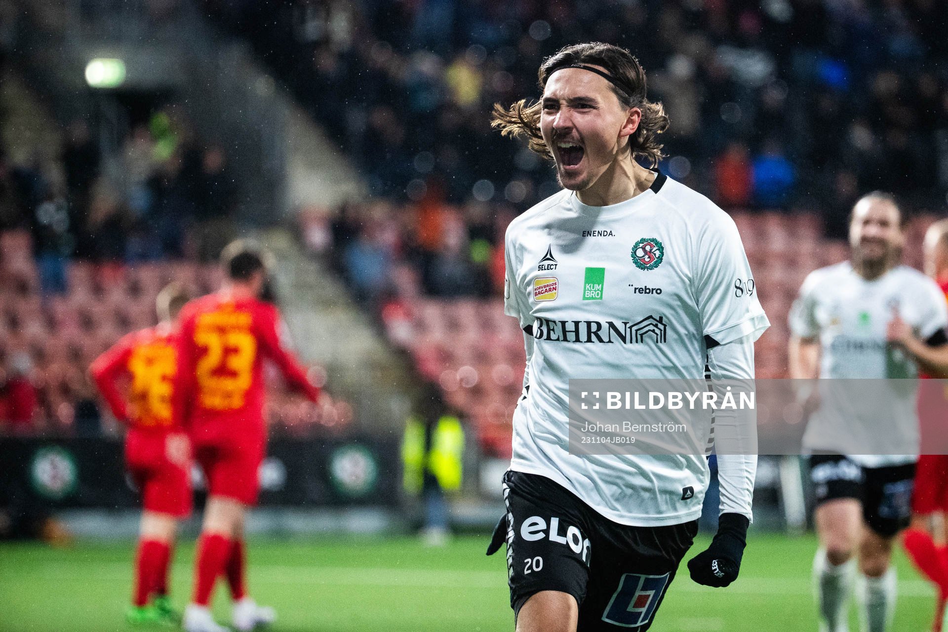 Örebros Adam Bark jublar