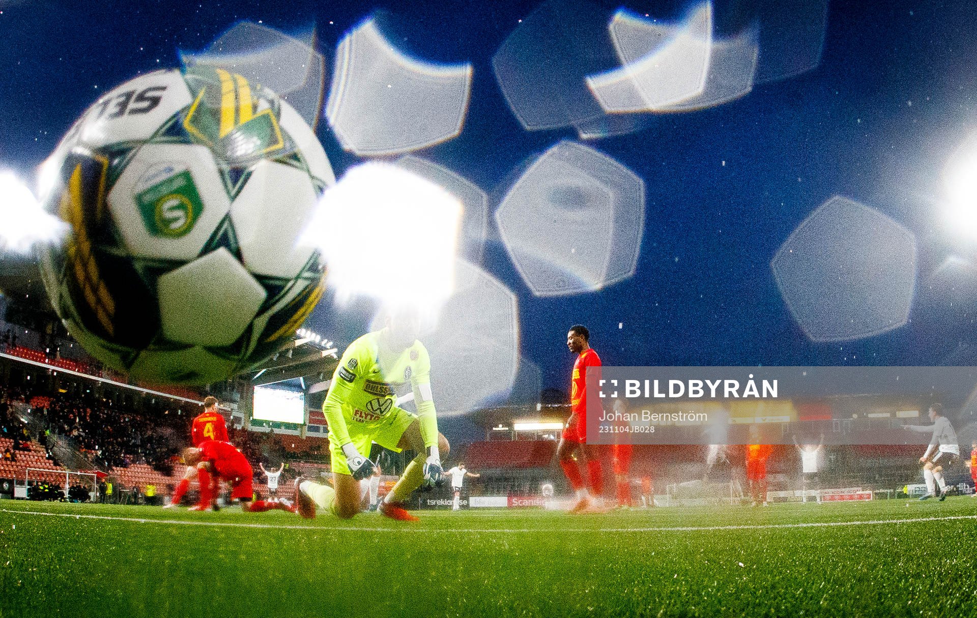 Örebros Samuel Kroon och Kalle Holmberg jublar vid 2-1 på