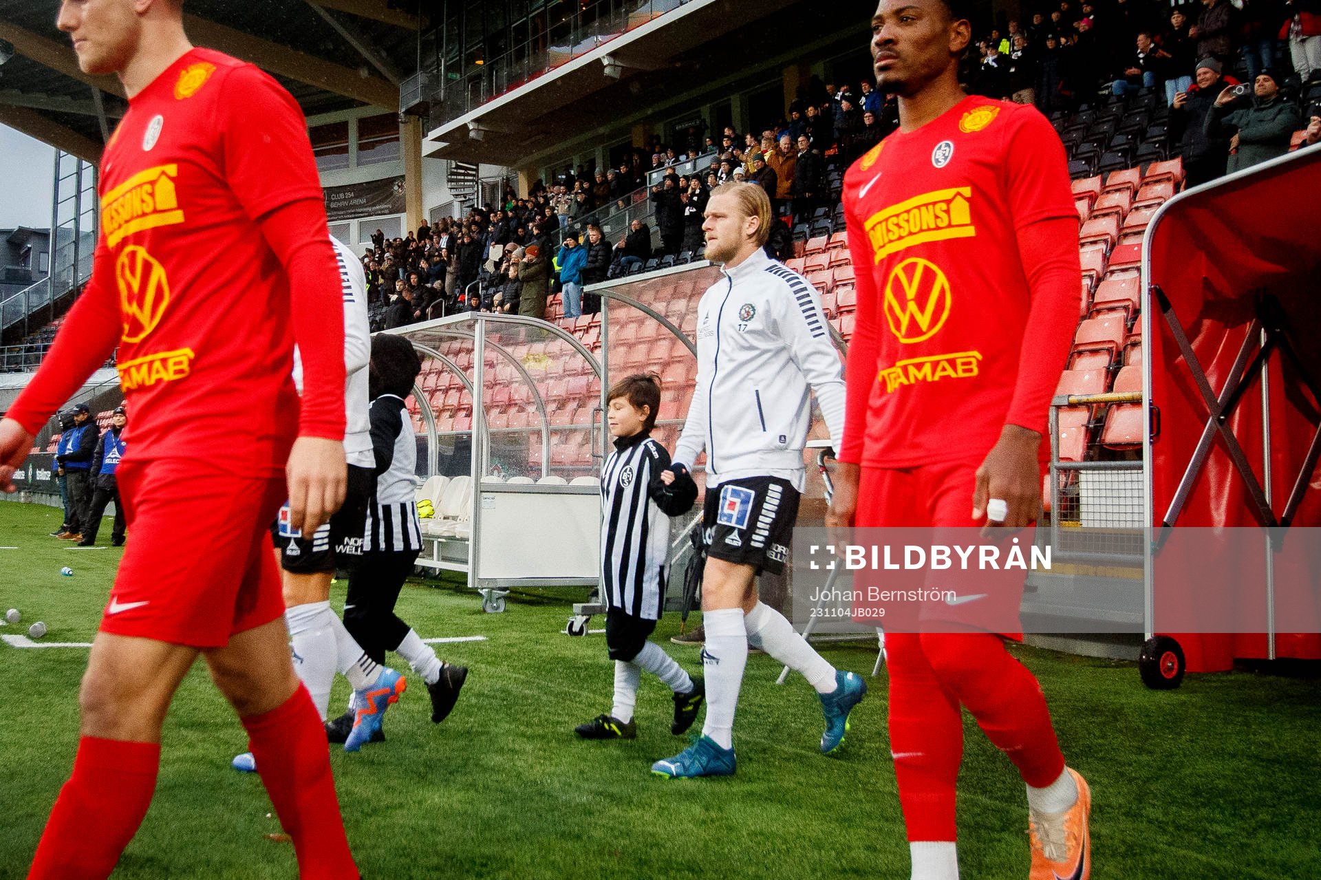Örebros Kalle Holmberg på väg in till fotbollsmatchen i