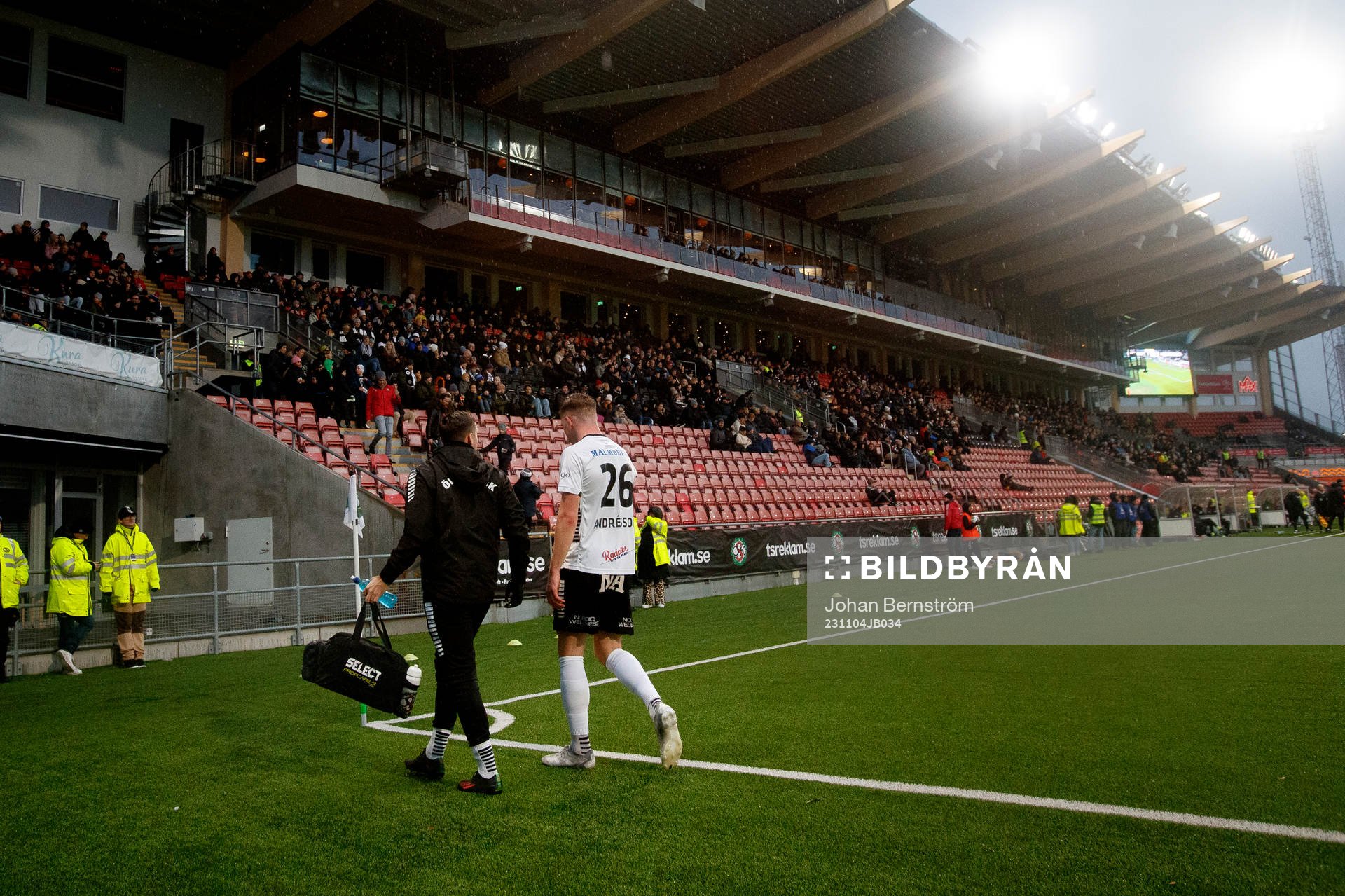 Örebros Axel Oskar Andrésson lämnar skadad