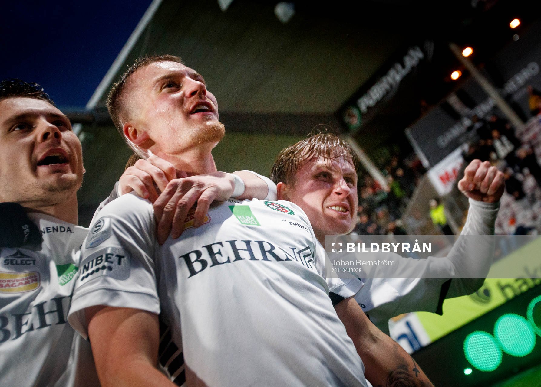 Örebros Jake Larsson, Samuel Kroon och Victor Backman jublar vid 2-1 under fotbollsmatchen i Superettan mellan Örebro och Landskrona den 4 november 2023 i Örebro.
