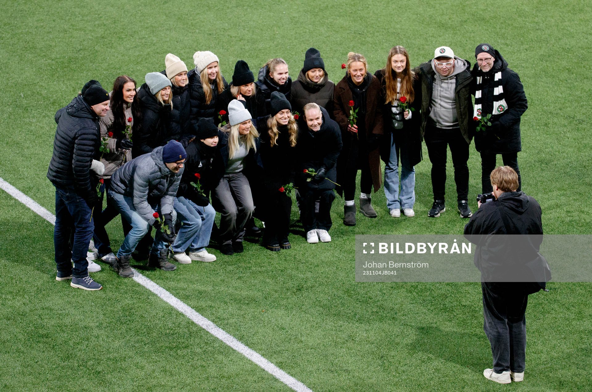 ÖSK:s damer hyllas i paus under fotbollsmatchen i Superettan mellan Örebro och Landskrona den 4 november 2023 i Örebro. 