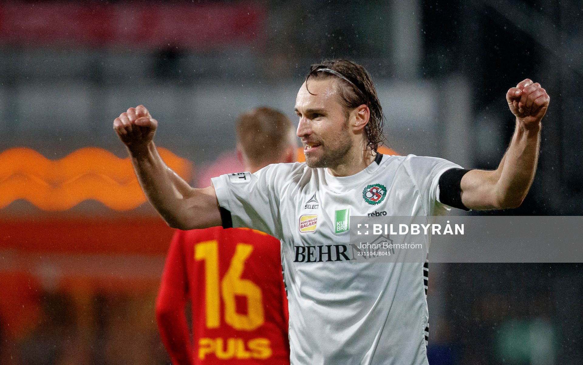 §231104 Örebros Kevin Walker jublar vid 3-1