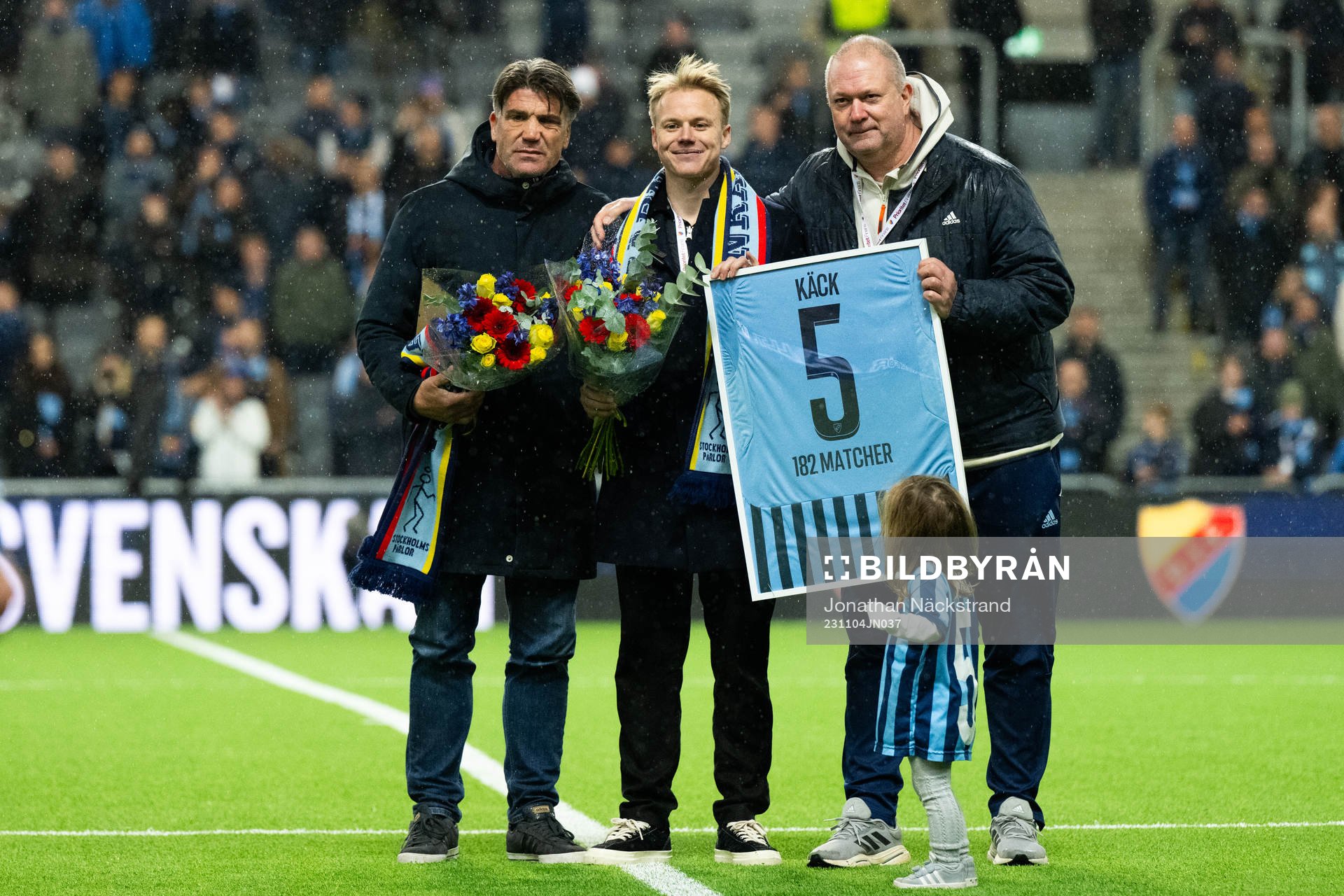 Djurgårdens Elliot Käck tackas av efter fotbollsmatchen i Allsvenskan mellan Djurgården och Sirius den 4 november 2023 i Stockholm. 