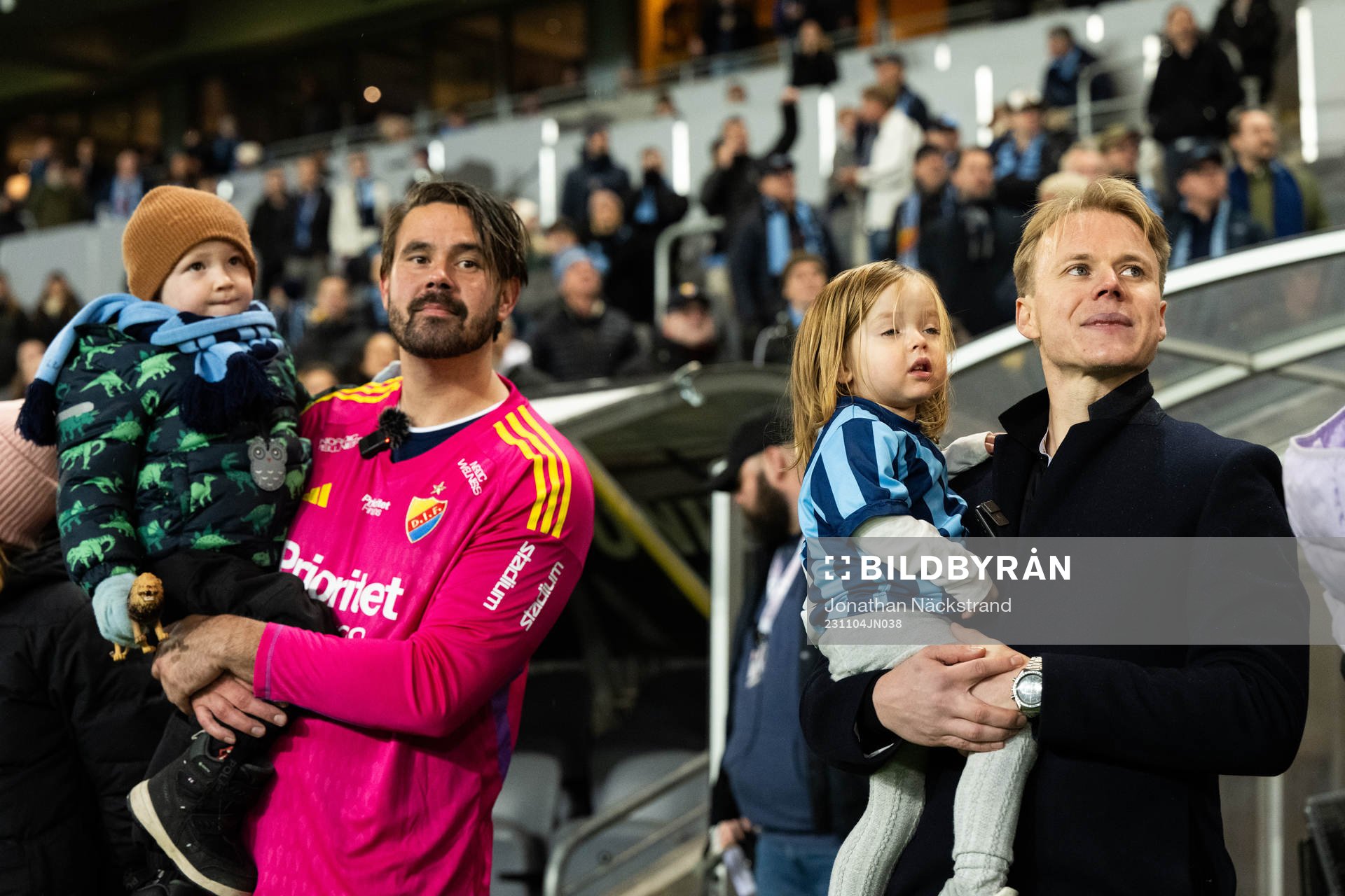 Djurgårdens målvakt Tommi Vaiho och Elliot Käck tackas av