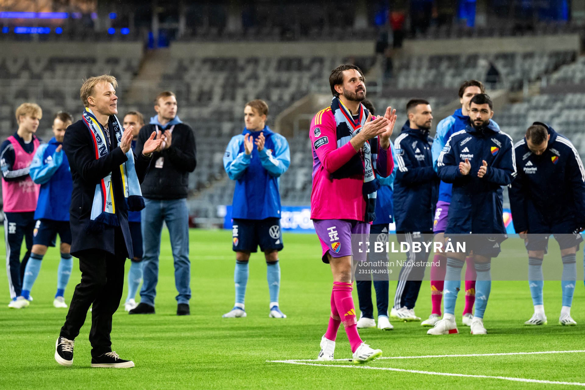 Djurgårdens Elliot Käck och målvakt Tommi Vaiho tackas av efter fotbollsmatchen i Allsvenskan mellan Djurgården och Sirius den 4 november 2023 i Stockholm.