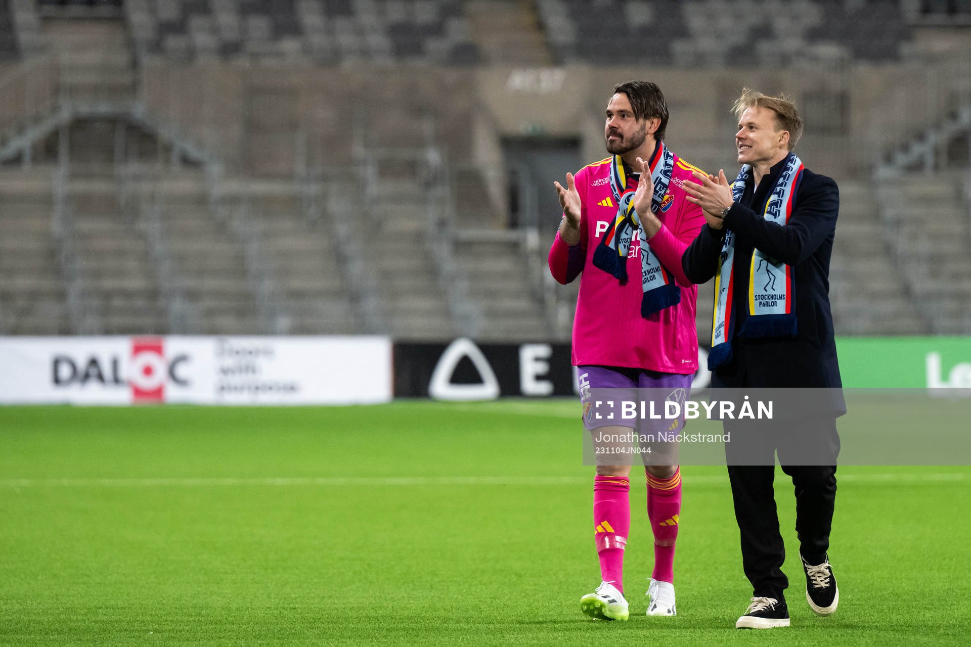 Djurgårdens målvakt Tommi Vaiho och Elliot Käck tackas av
