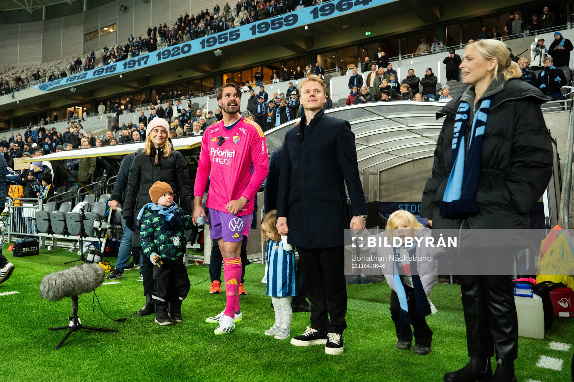 Djurgårdens målvakt Tommi Vaiho och Elliot Käck tackas av