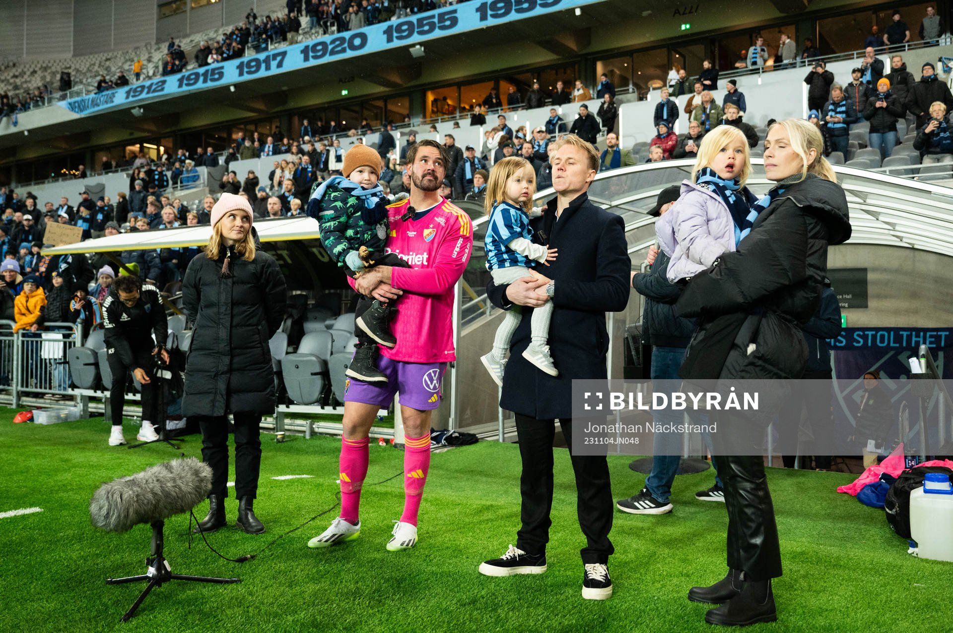 Djurgårdens målvakt Tommi Vaiho och Elliot Käck tackas av