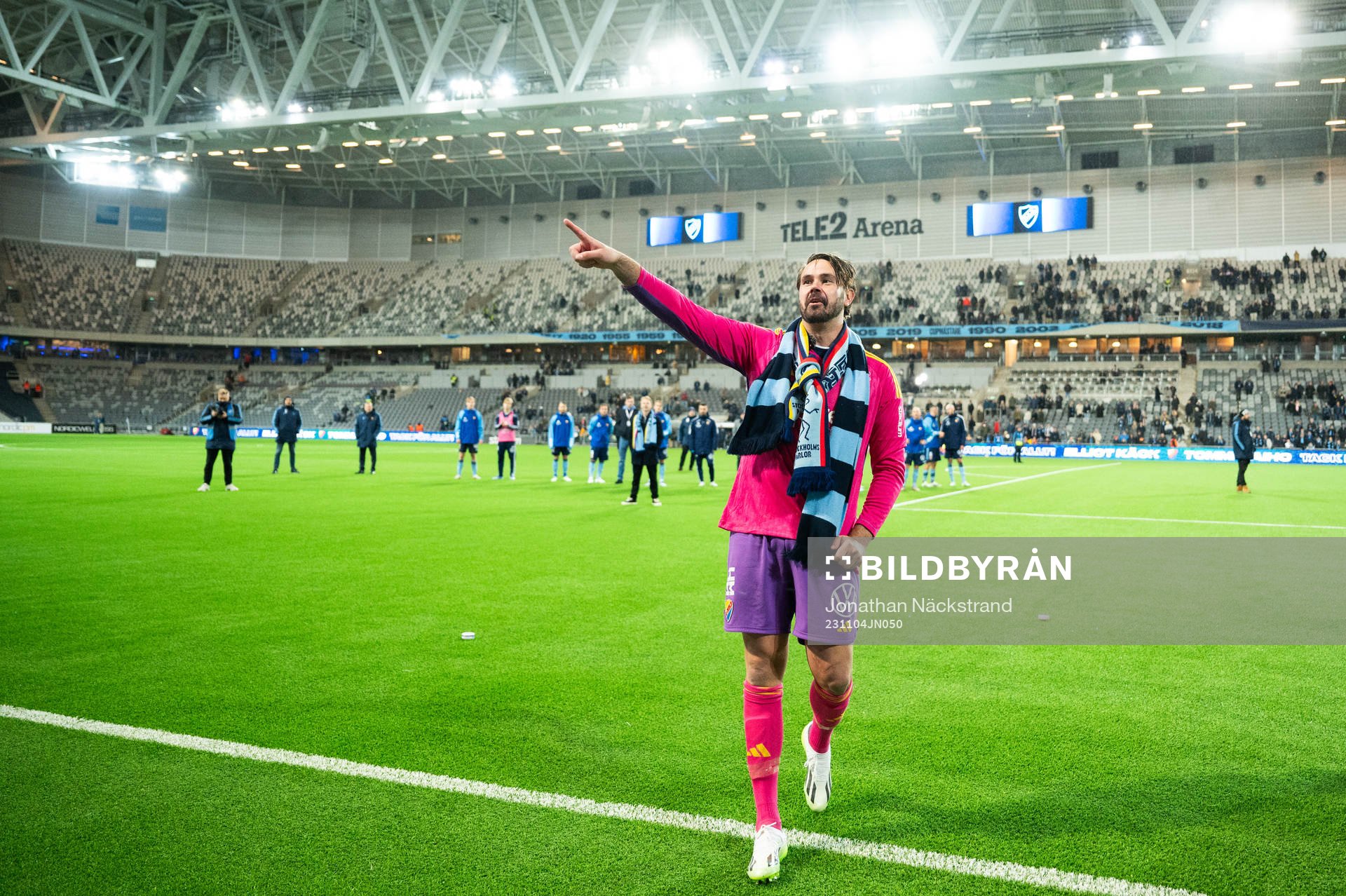 Djurgårdens målvakt Tommi Vaiho tackas av efter fotbollsmatchen i Allsvenskan mellan Djurgården och Sirius den 4 november 2023 i Stockholm.