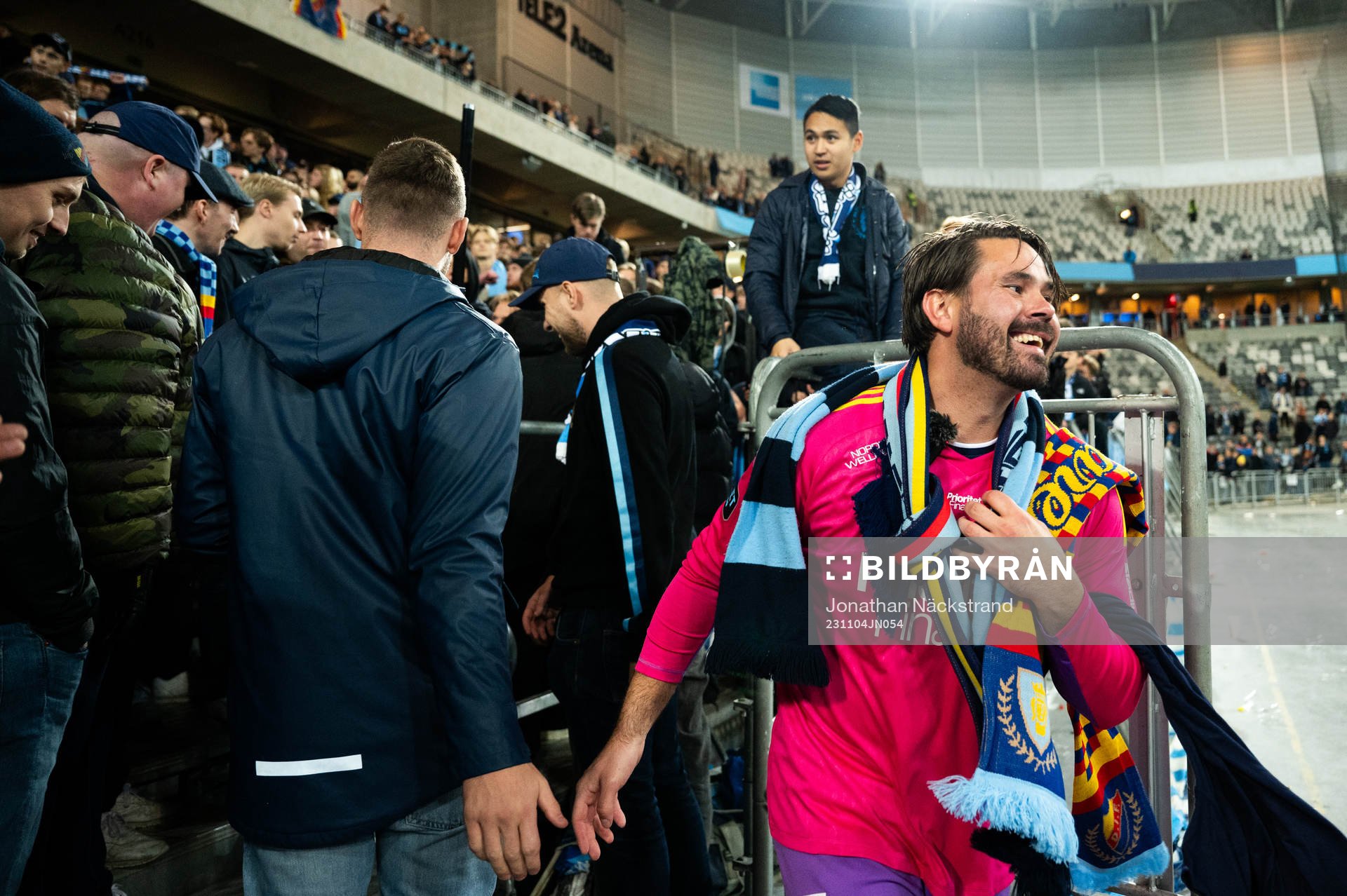 Djurgårdens målvakt Tommi Vaiho tackas av efter fotbollsmatchen i Allsvenskan mellan Djurgården och Sirius den 4 november 2023 i Stockholm. 