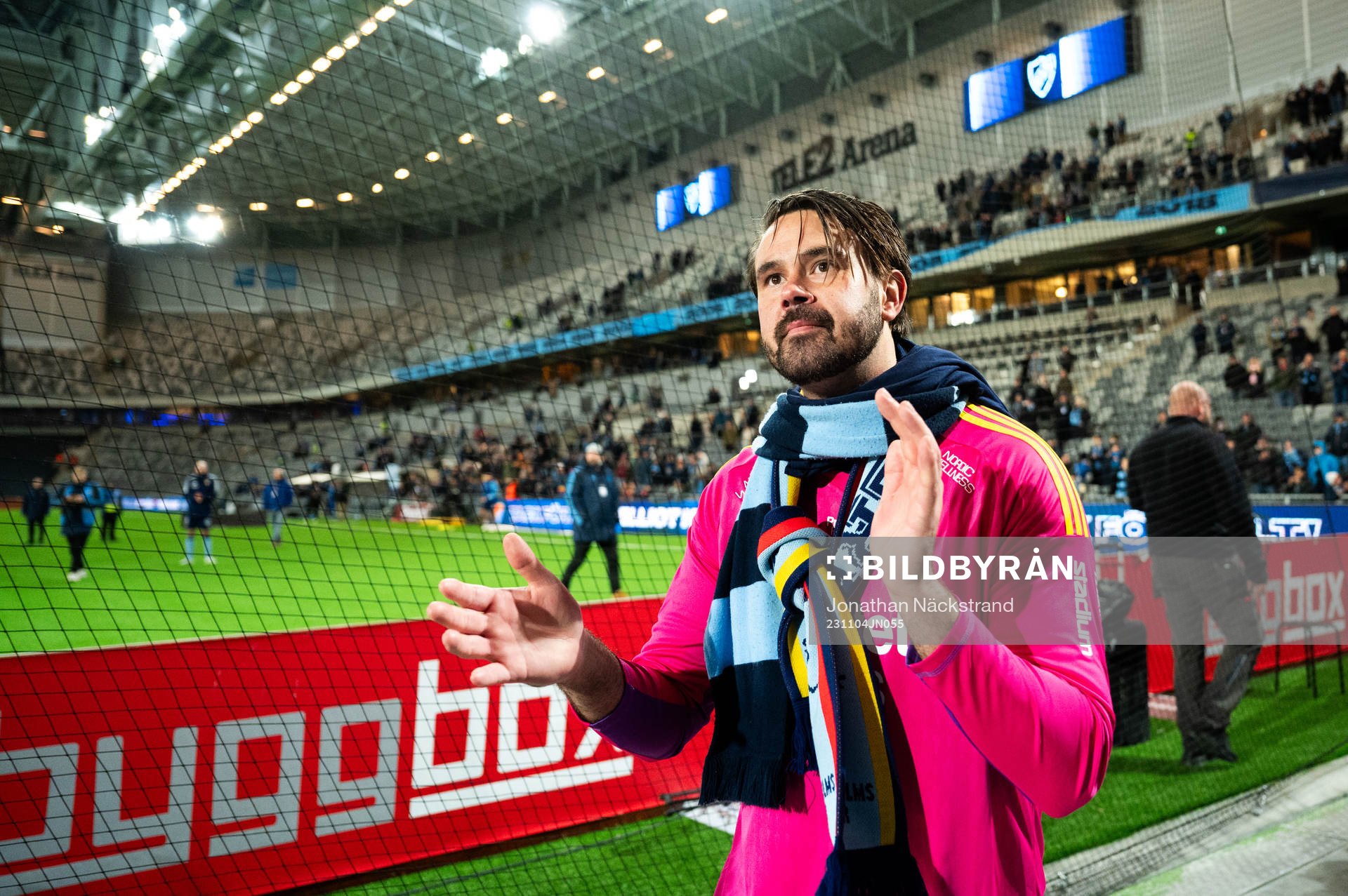 Djurgårdens målvakt Tommi Vaiho tackas av efter fotbollsmatchen i Allsvenskan mellan Djurgården och Sirius den 4 november 2023 i Stockholm.