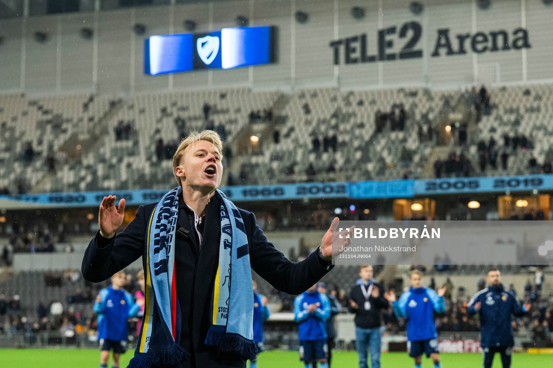 Djurgårdens Elliot Käck tackas av efter fotbollsmatchen i Allsvenskan mellan Djurgården och Sirius den 4 november 2023 i Stockholm.