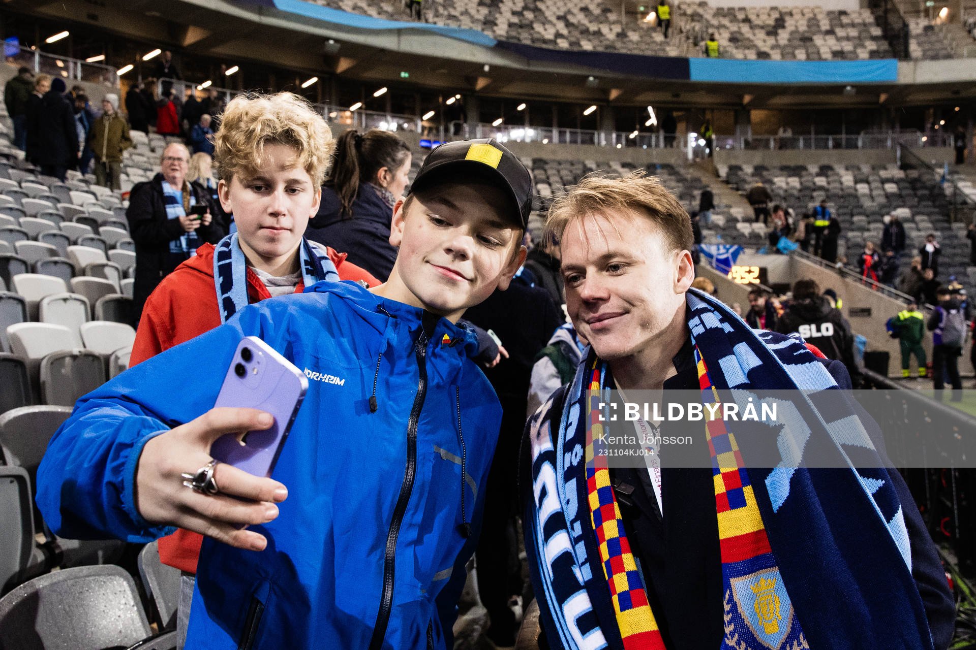 Djurgårdens Elliot Käck med supportrar