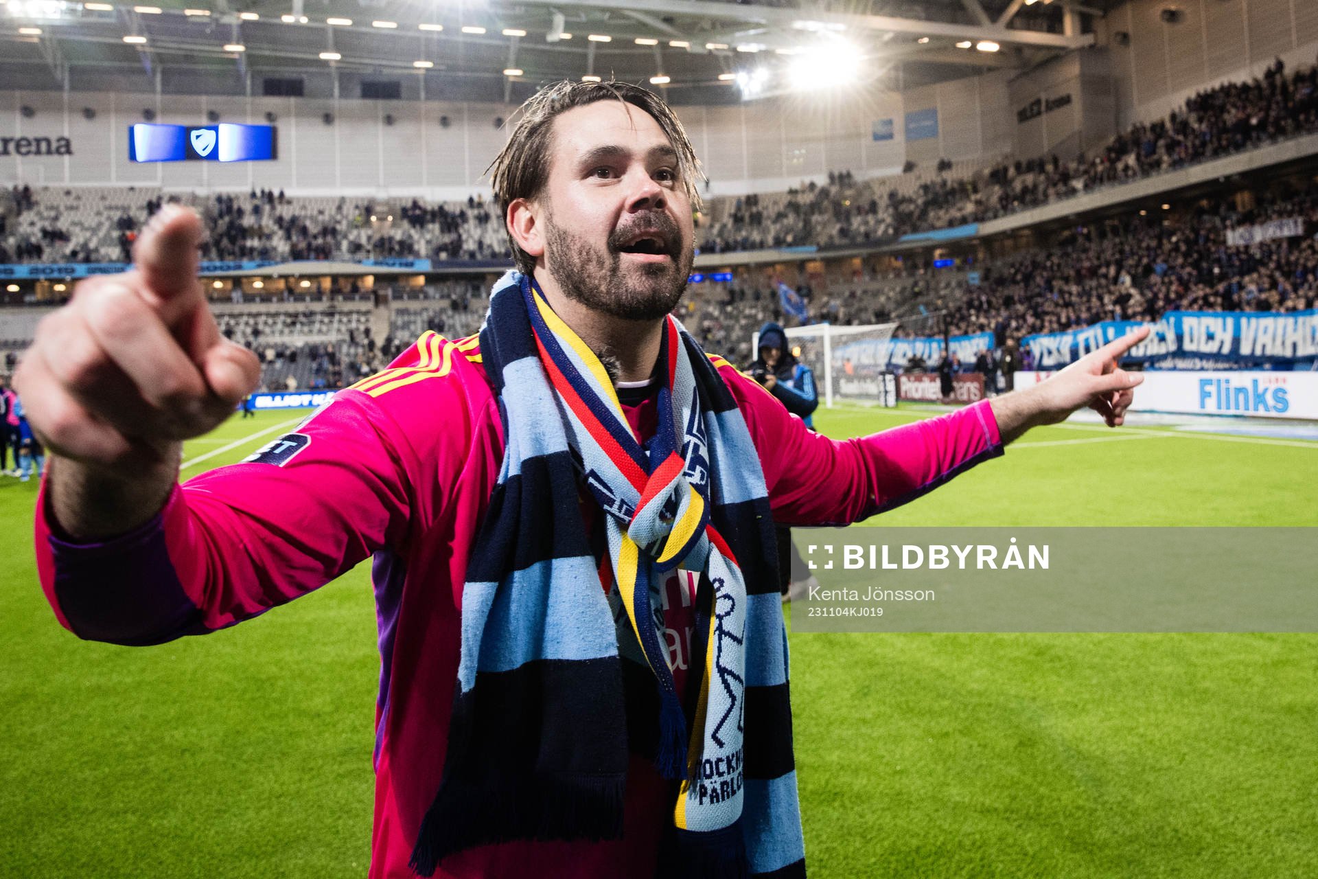 Djurgårdens målvakt Tommi Vaiho med supportrar
