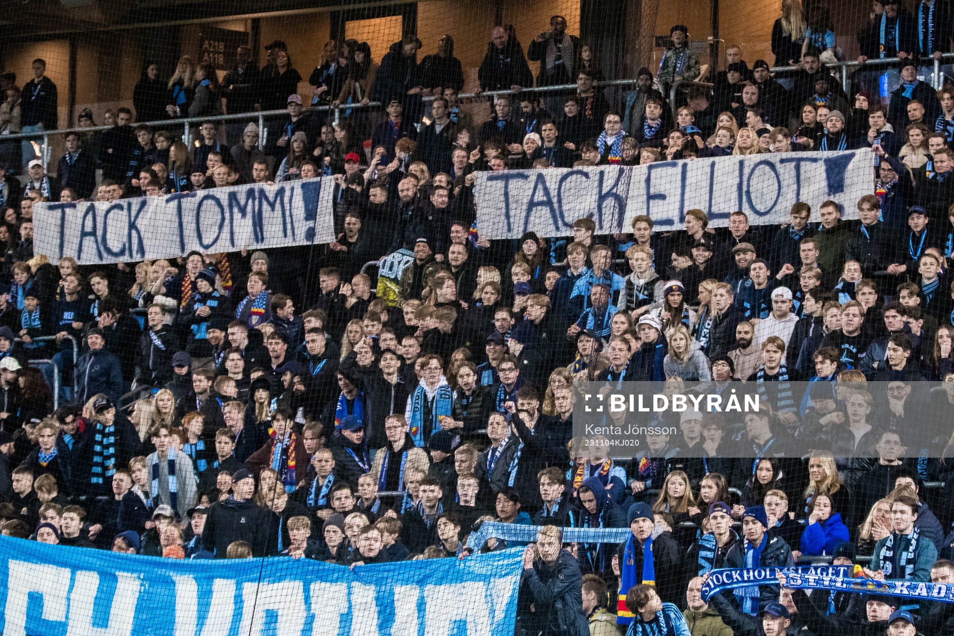 Djurgårdens supportrar med banderoller tillägna e
