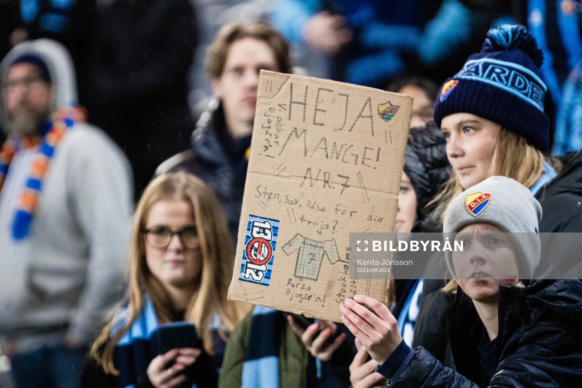 Djurgårdens supportrar med en skylt tillägnad Magnus