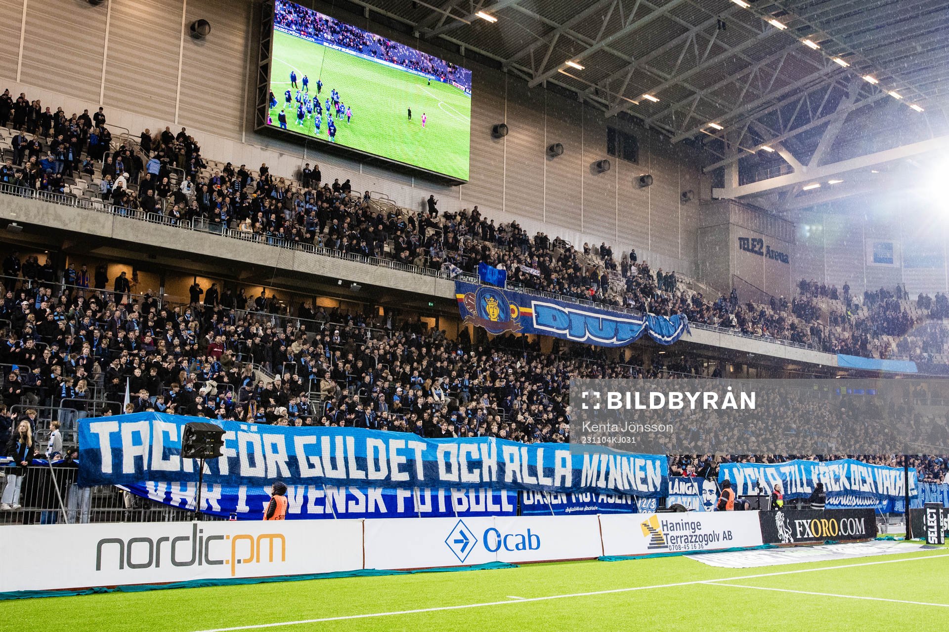 Djurgårdens supportrar med banderoller tillägnade