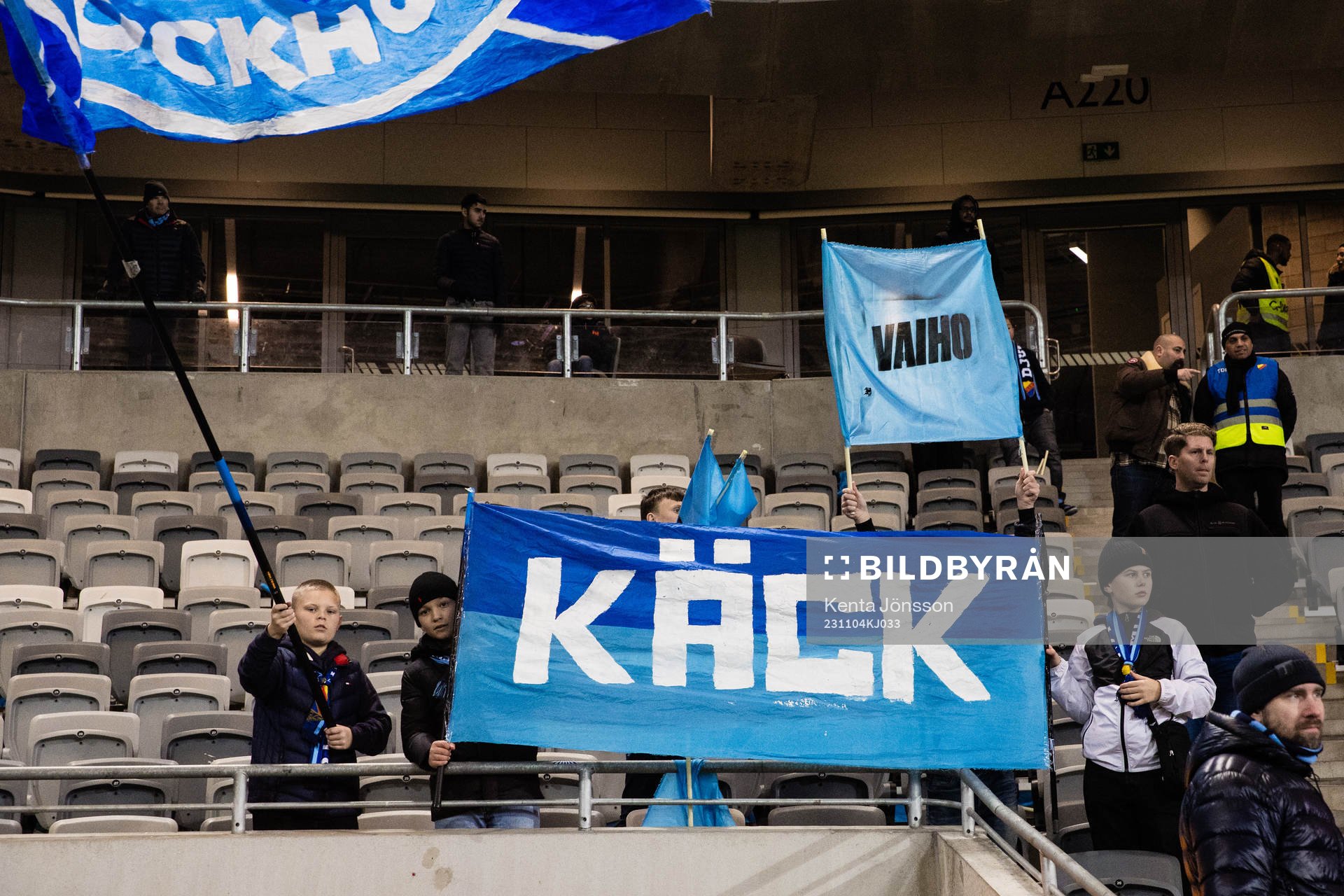 Djurgårdens supportrar med banderoller tillägnad målvakt