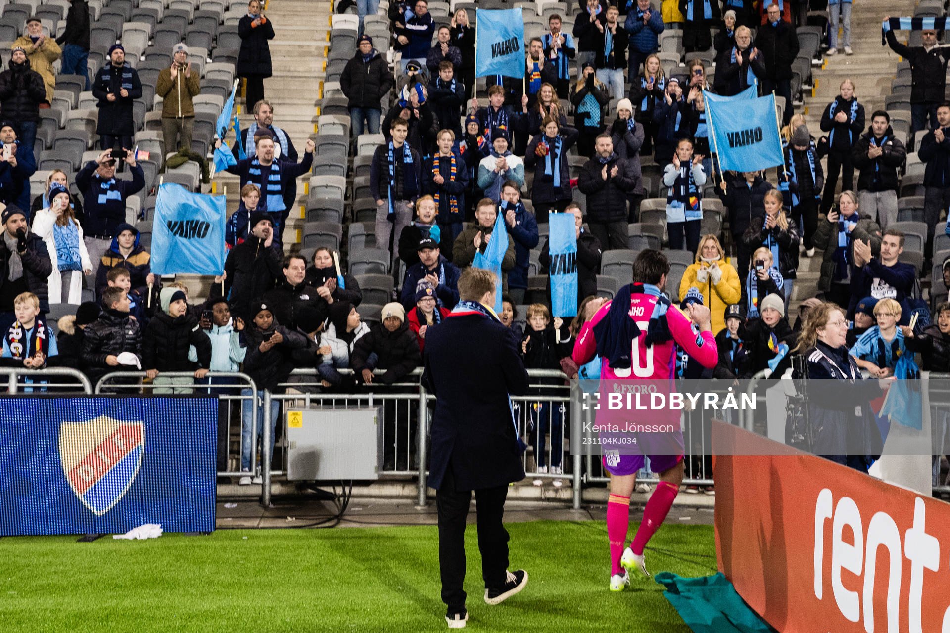 Djurgårdens supportrar med skyltar tillägnad målvakt